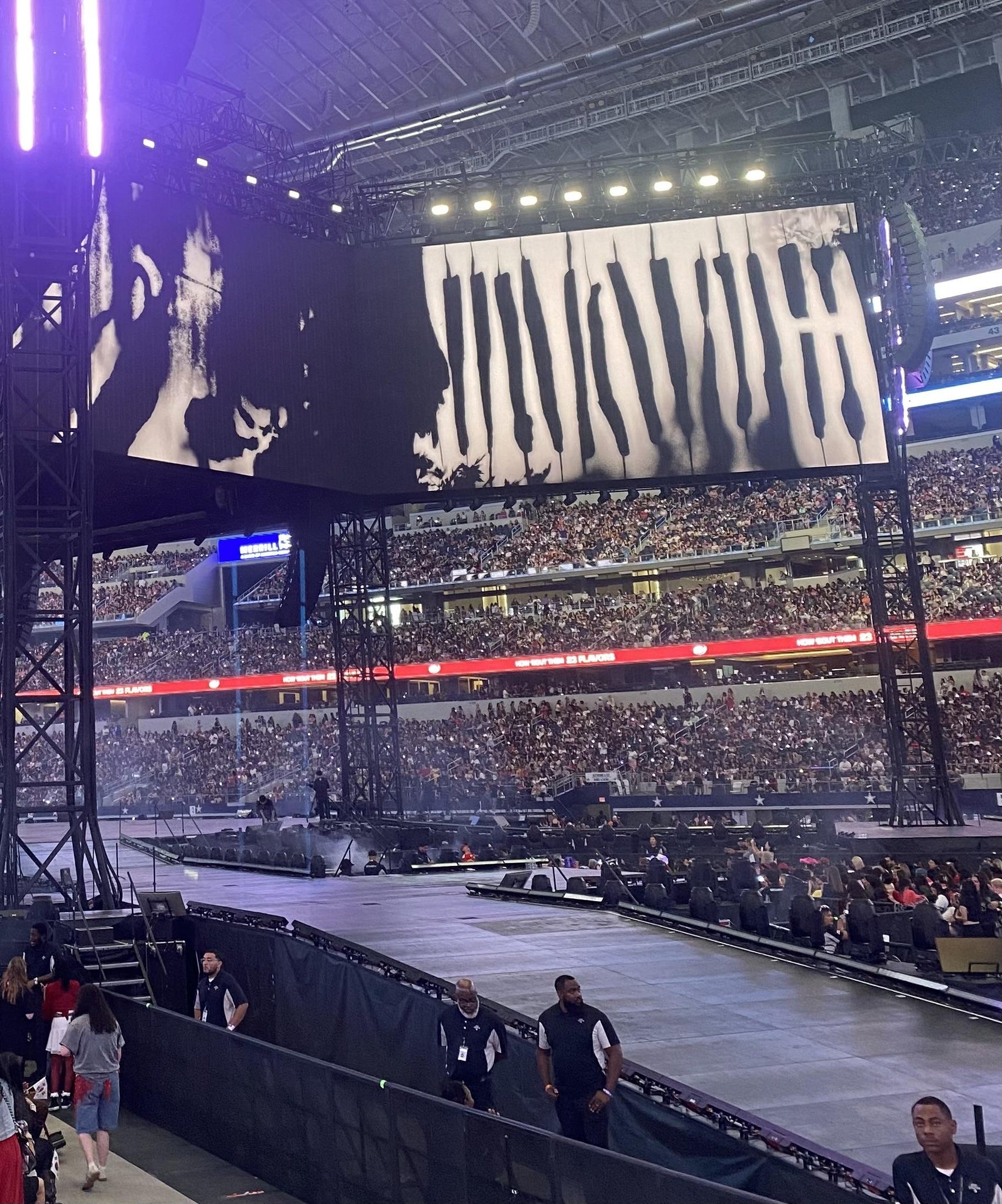 Vue réelle des fans prise de la Section 128 au site AT&T Stadium par Anonymous User
