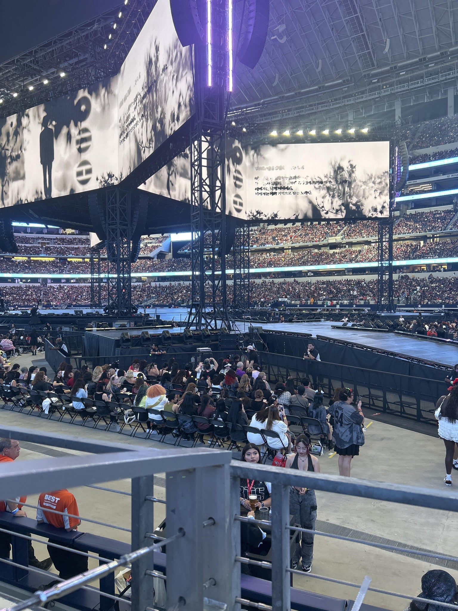 Vue réelle des fans prise de la Section 129 au site AT&T Stadium par Vanessa S
