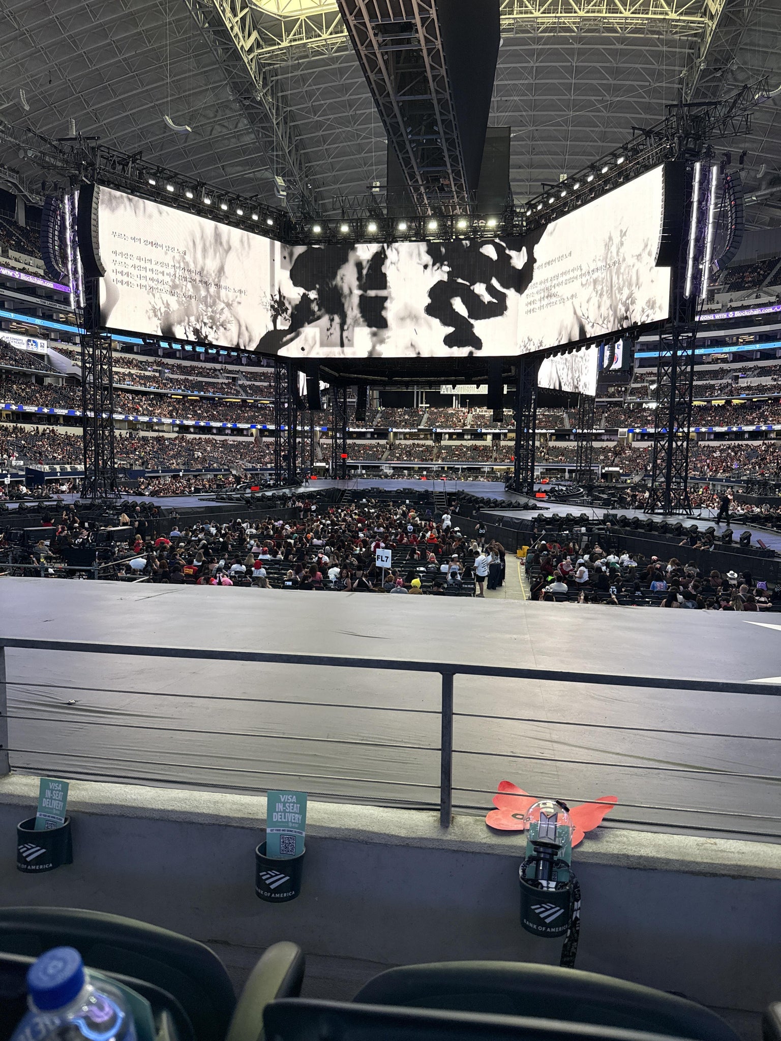Vue réelle des fans prise de la Section 147 au site AT&T Stadium par Stephanie F