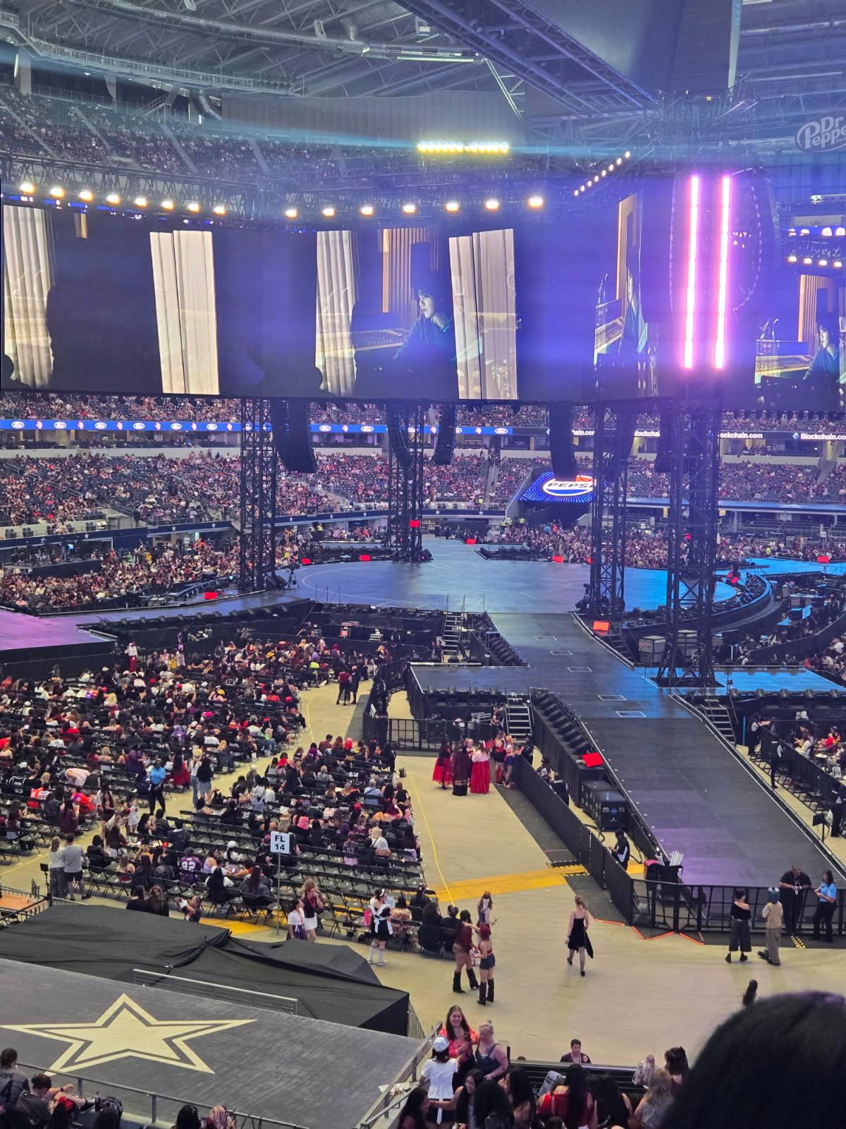 Vue réelle des fans prise de la Section 219 au site AT&T Stadium par Christina L