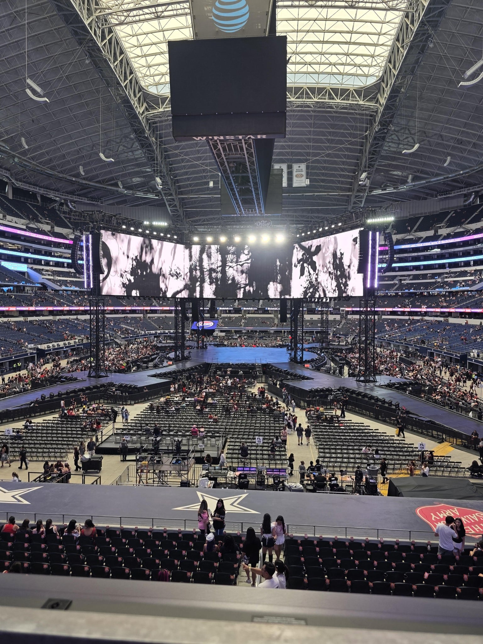 Vue réelle des fans prise de la Section 222 au site AT&T Stadium par Argelia M