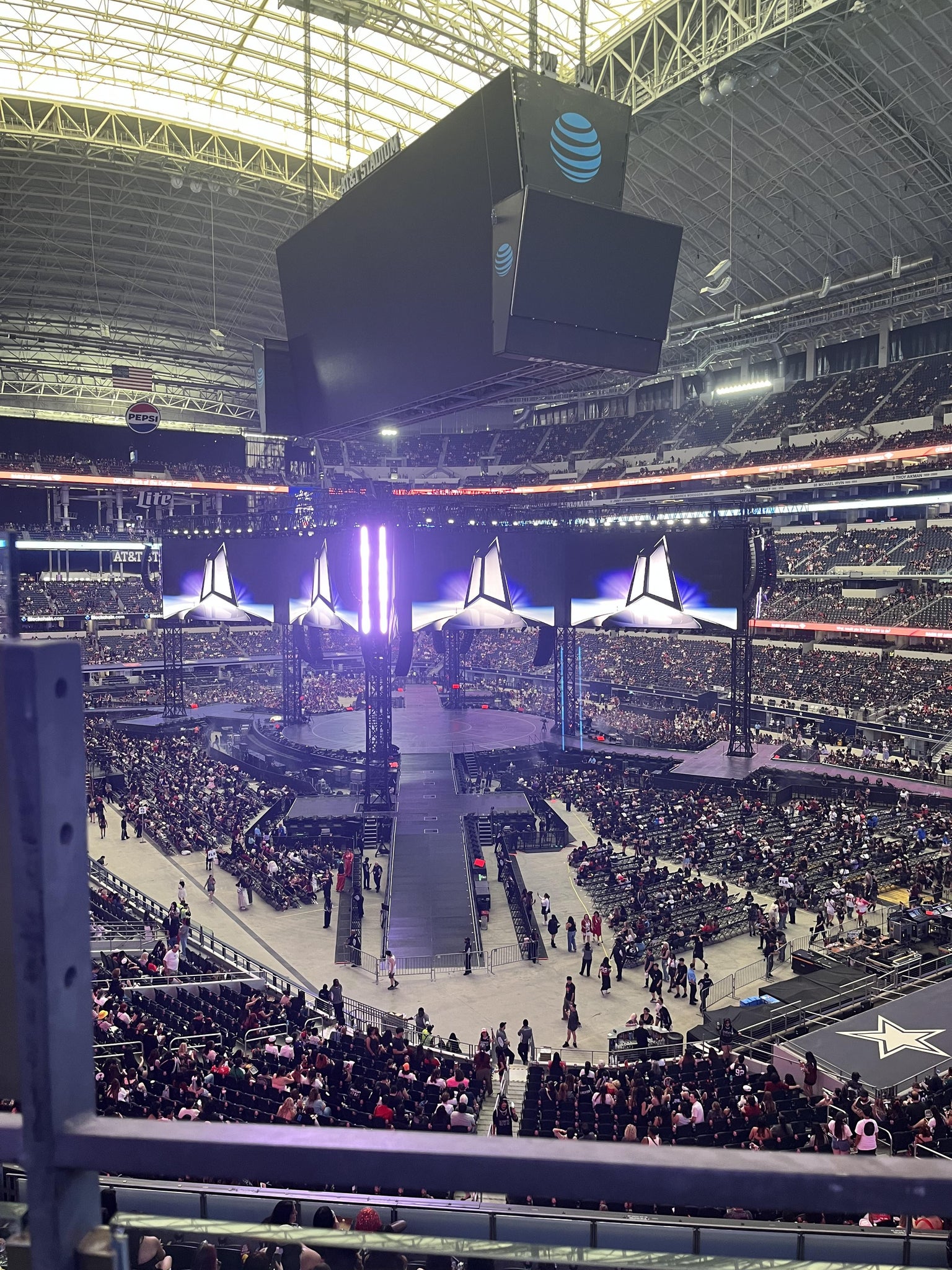 Vue réelle des fans prise de la Section 302 au site AT&T Stadium par Julianna V