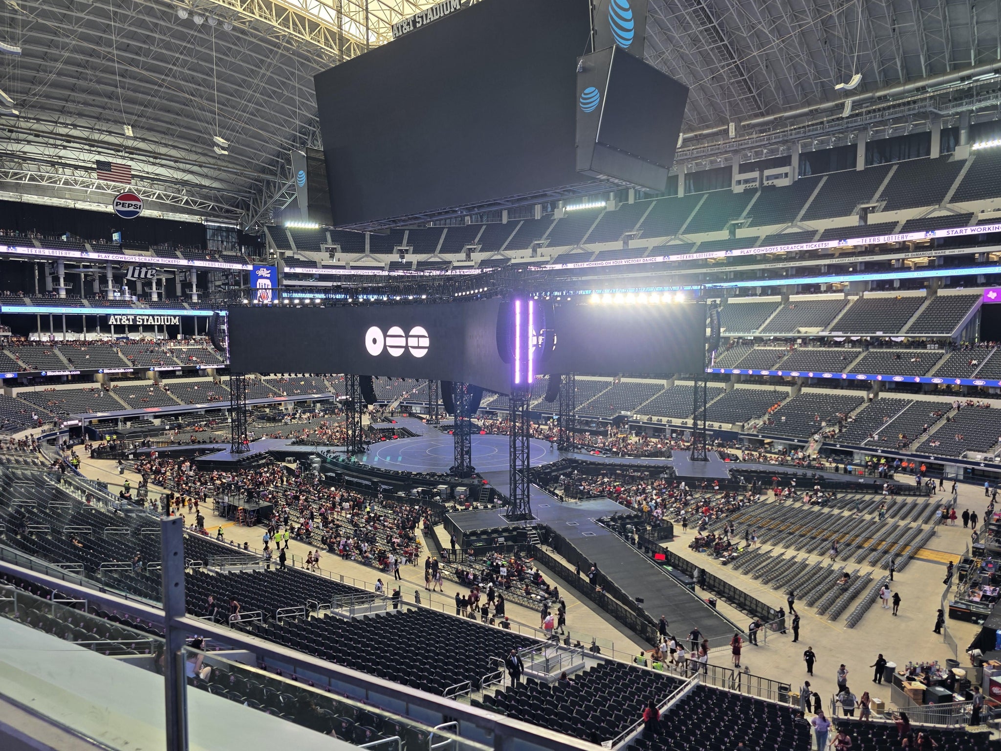 Vue réelle des fans prise de la Section 304 au site AT&T Stadium par Veronica P