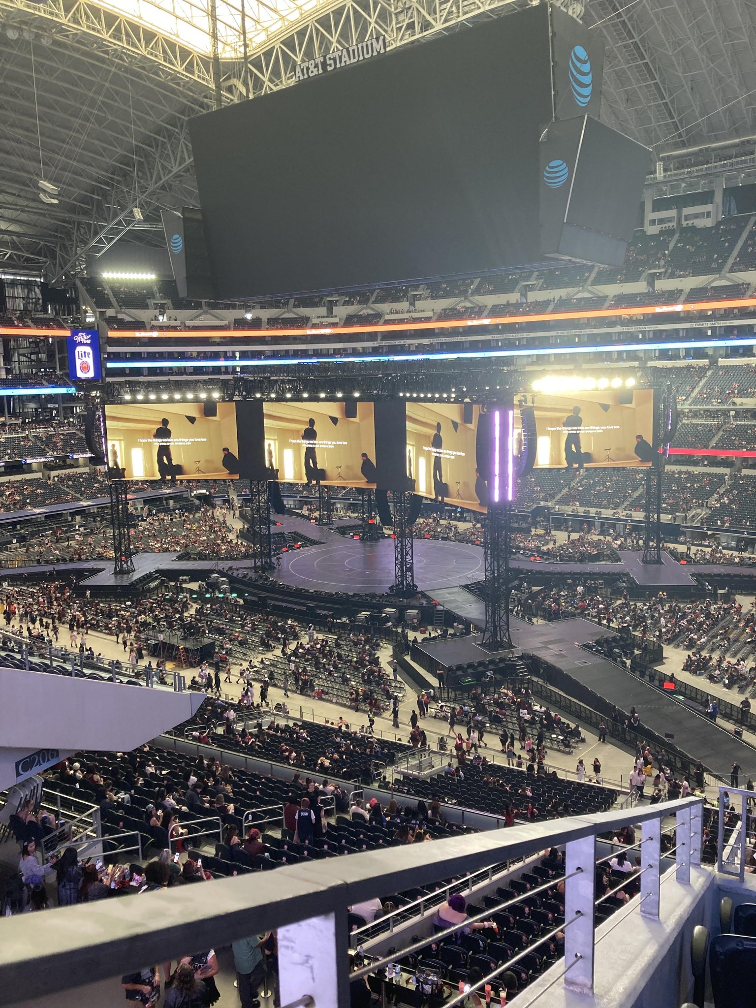 Vue réelle des fans prise de la Section 305 au site AT&T Stadium par Michaela W