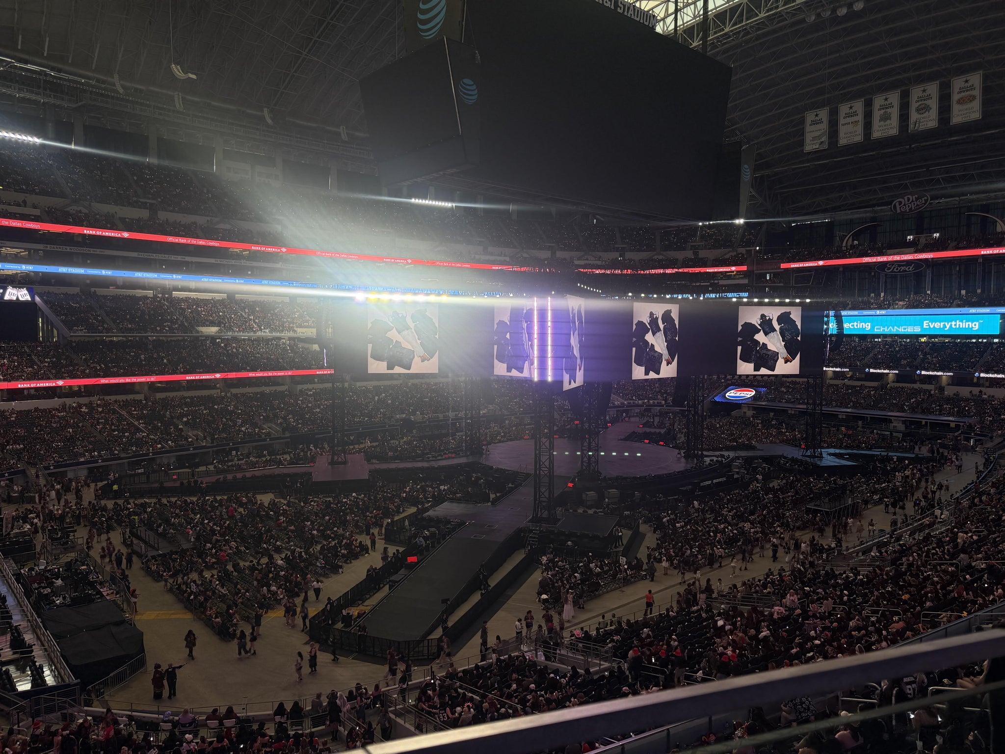Vue réelle des fans prise de la Section 317 au site AT&T Stadium par Diana R