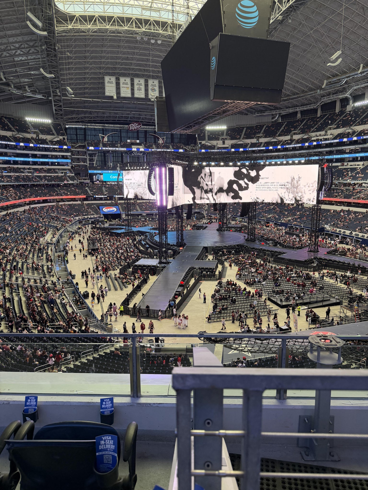 Vue réelle des fans prise de la Section 327 au site AT&T Stadium par Desiree S