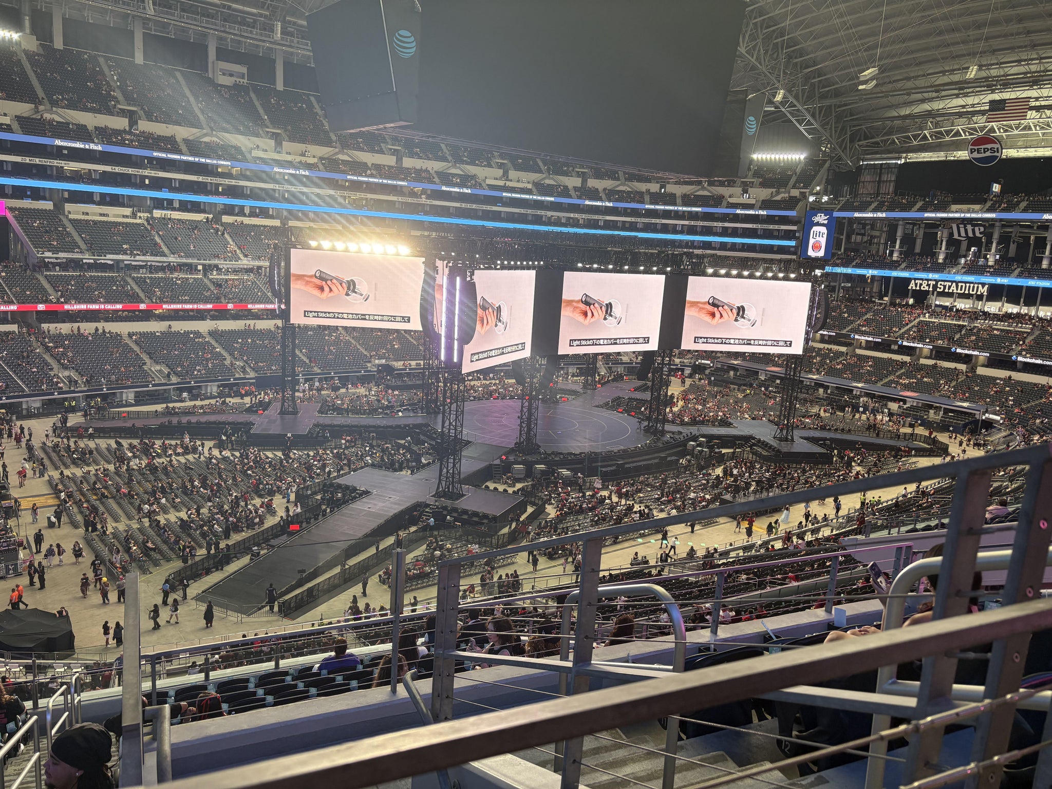 Vue réelle des fans prise de la Section 341 au site AT&T Stadium par Kristen D