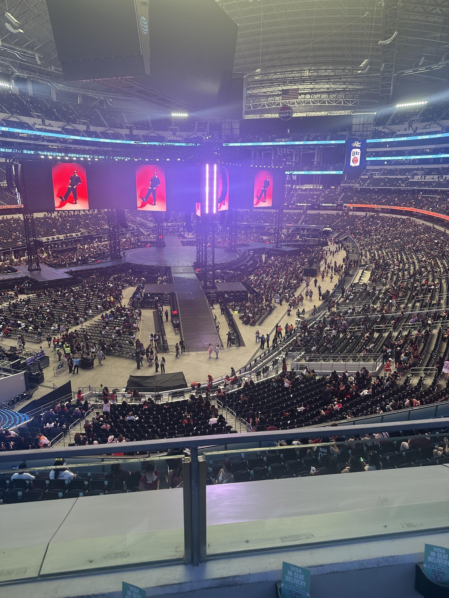 Vue réelle des fans prise de la Section 344 au site AT&T Stadium par Anonymous User