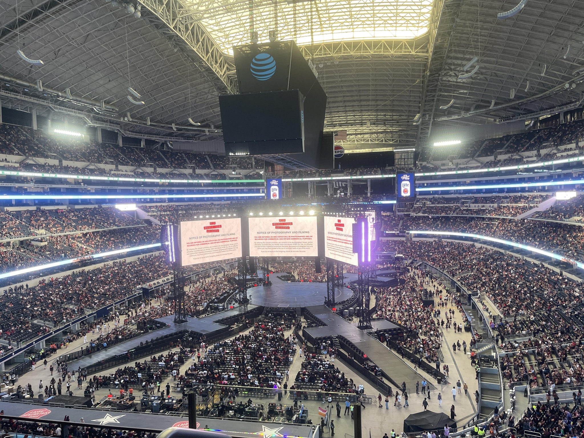 Vue réelle des fans prise de la Section 345 au site AT&T Stadium par Joseline G