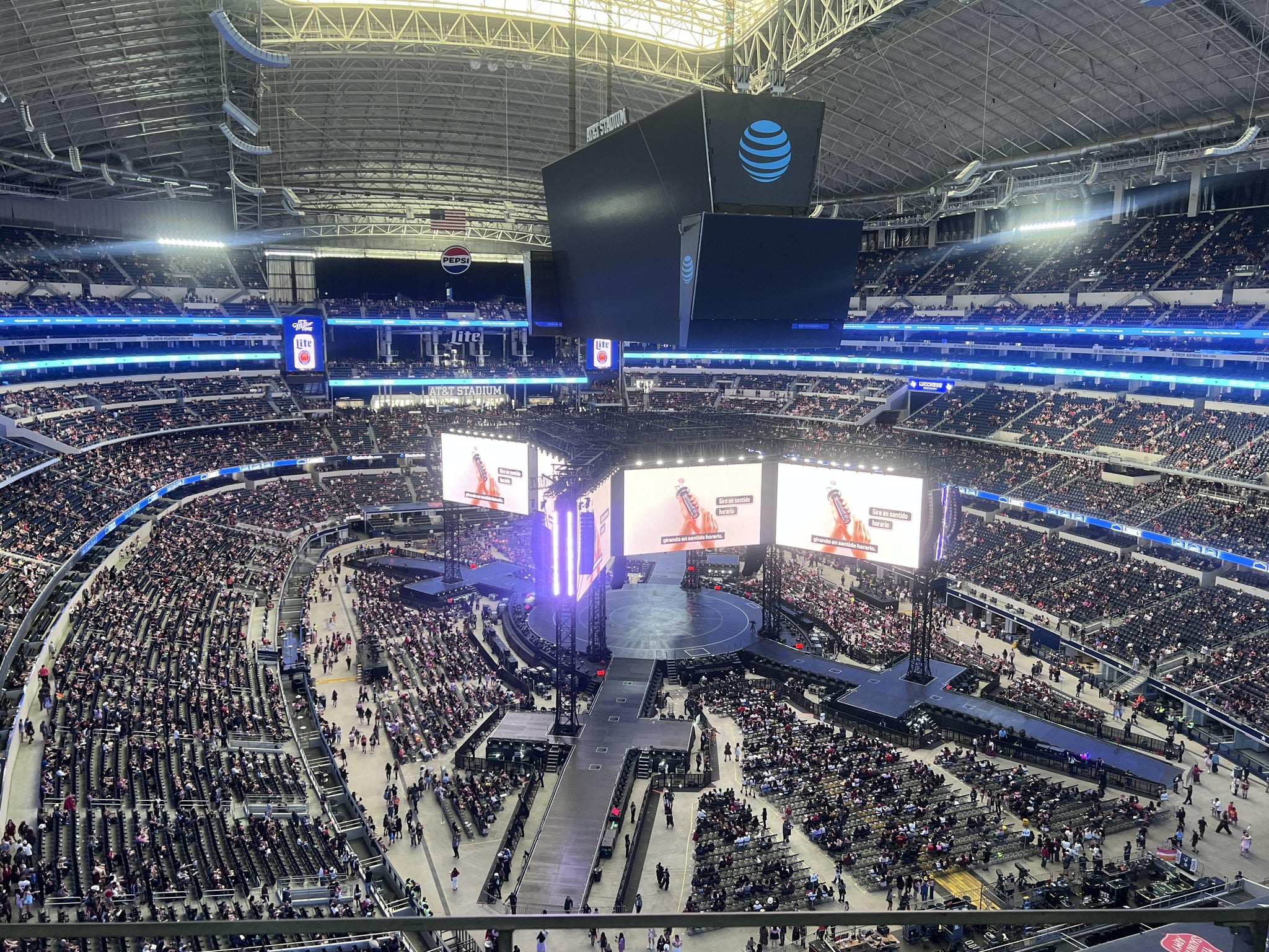 Vue réelle des fans prise de la Section 401 au site AT&T Stadium par Tashi D