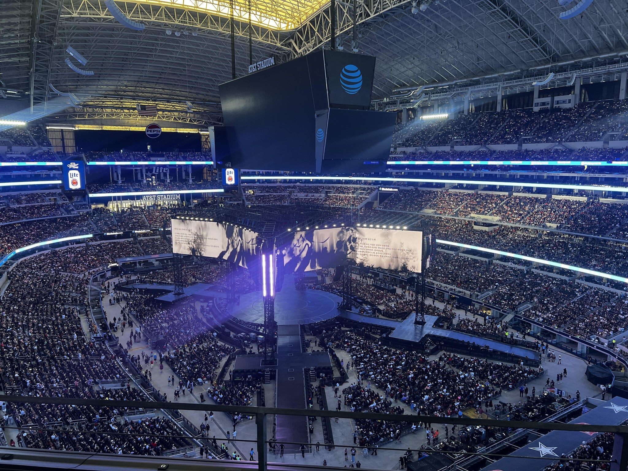 Vue réelle des fans prise de la Section 403 au site AT&T Stadium par Arianna D