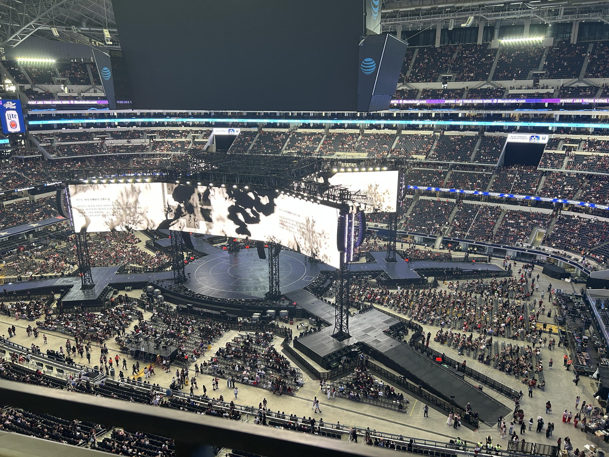 Vue réelle des fans prise de la Section 409 au site AT&T Stadium par Jessika H