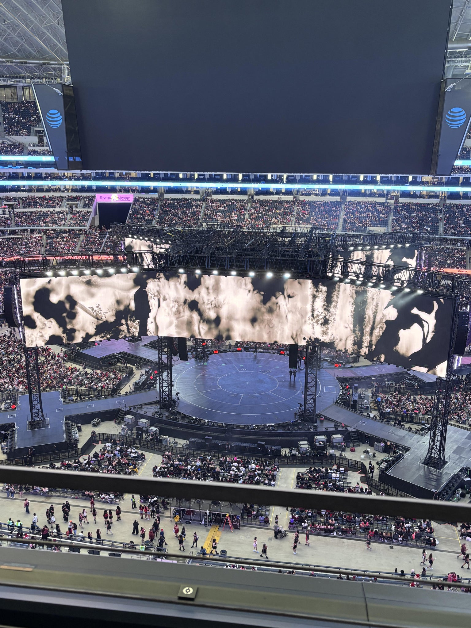 Vue réelle des fans prise de la Section 411 au site AT&T Stadium par Jazmine D