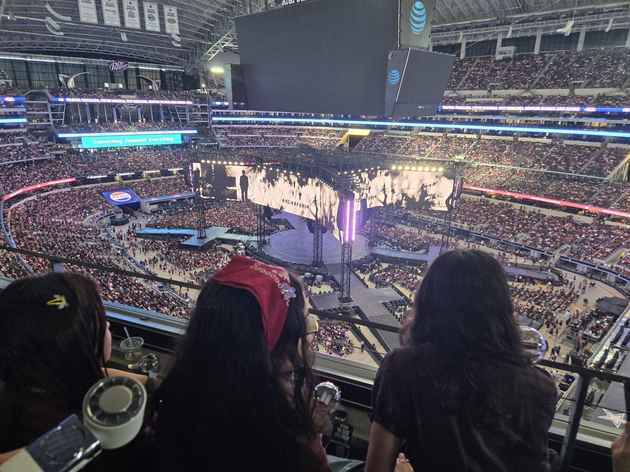 Vue réelle des fans prise de la Section 437 au site AT&T Stadium par Anonymous User
