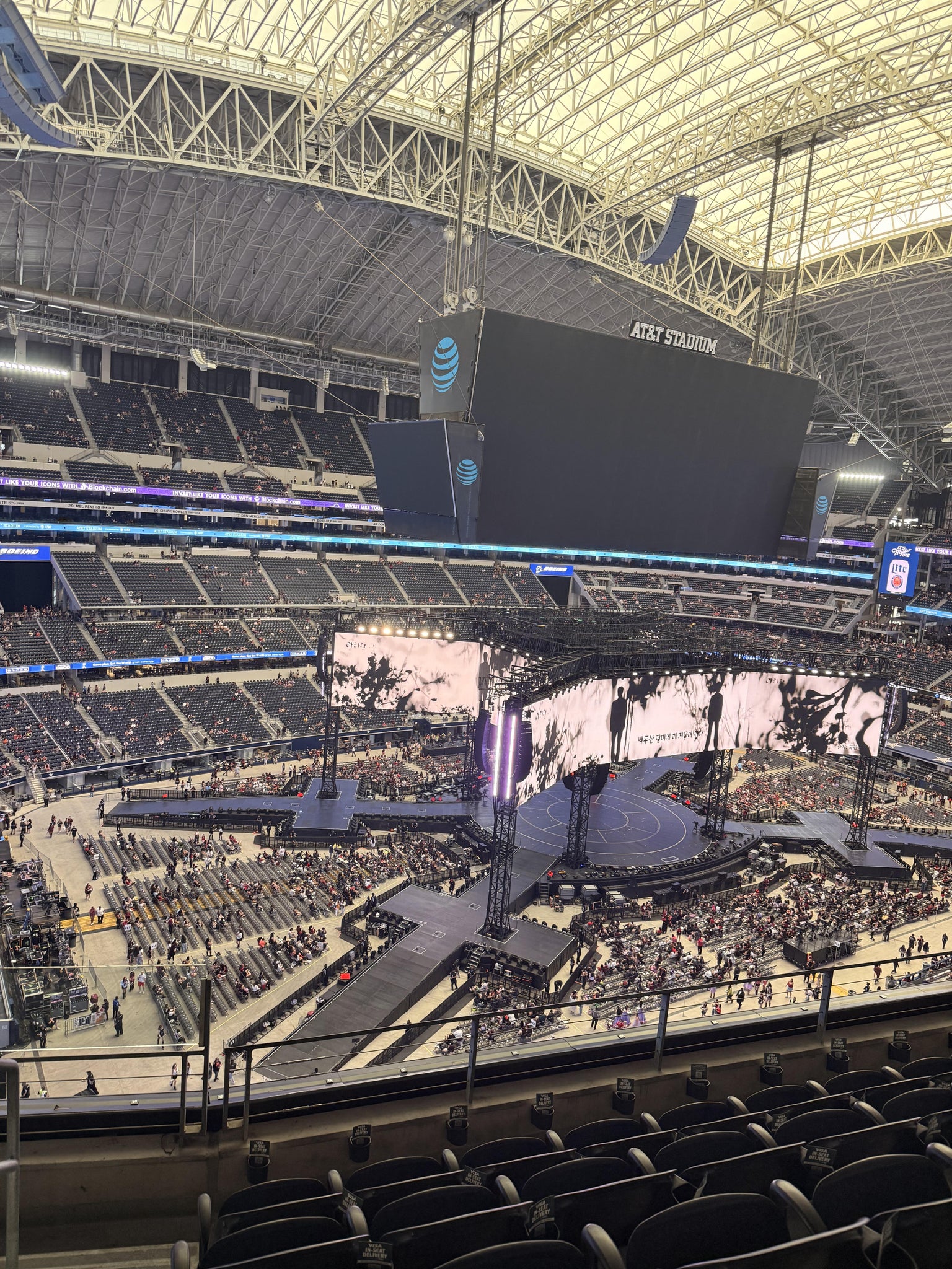 Vue réelle des fans prise de la Section 448 au site AT&T Stadium par Pricila G