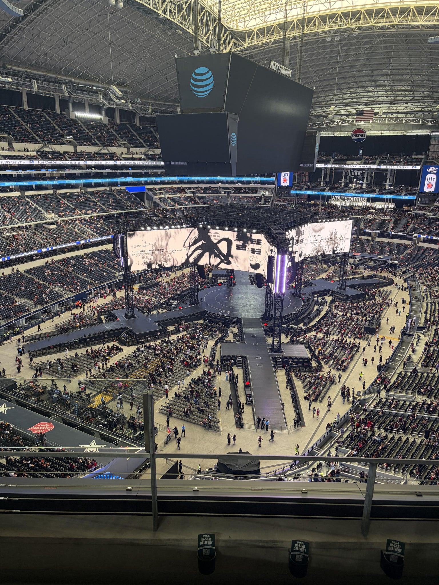 Vue réelle des fans prise de la Section 453 au site AT&T Stadium par Anonymous User