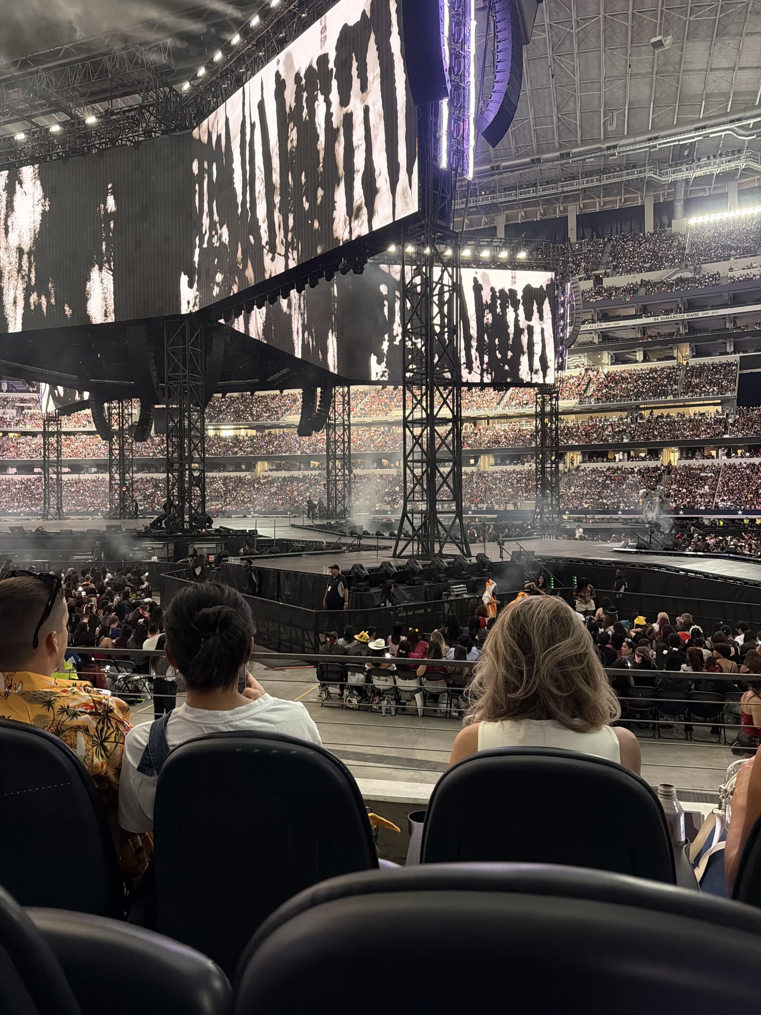 Vue réelle des fans prise de la Section C 108 au site AT&T Stadium par Kimberly J