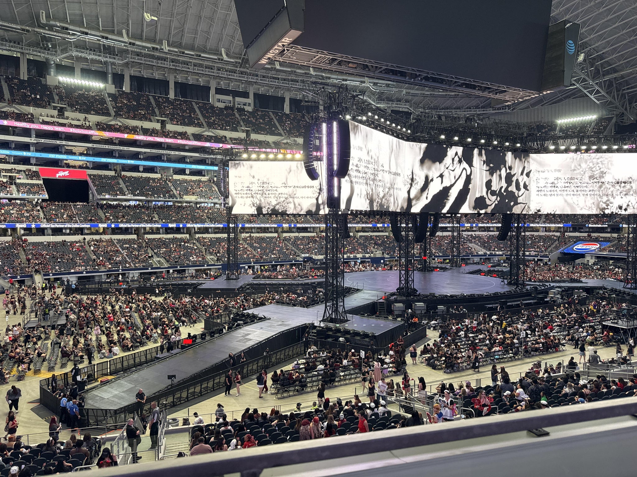 Vue réelle des fans prise de la Section C 214 au site AT&T Stadium par Virada P
