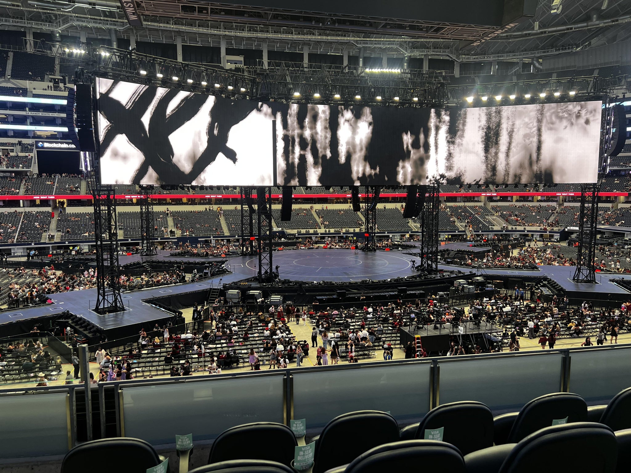 Vue réelle des fans prise de la Section C 236 au site AT&T Stadium par Allysa B