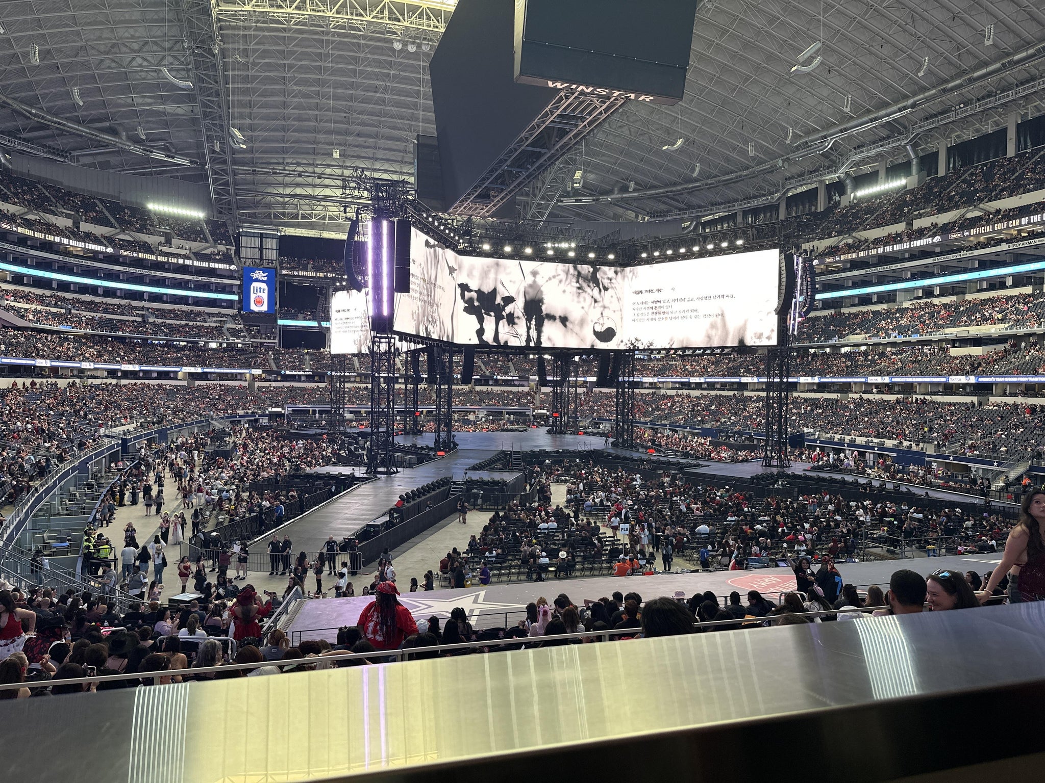 Vue réelle des fans prise de la Section OC 222 au site AT&T Stadium par Vanessa C