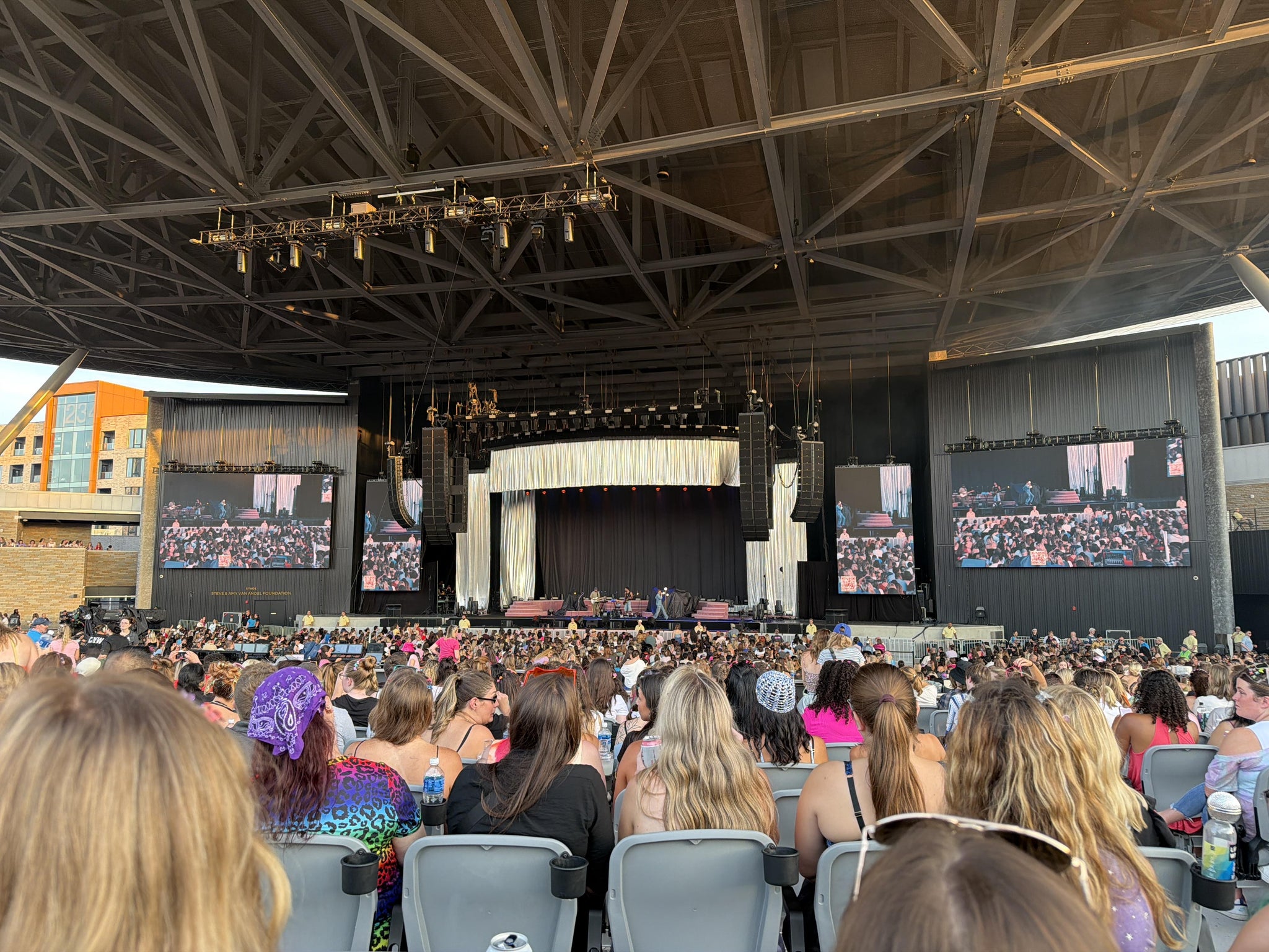 Vue réelle des fans prise de la Section 203 au site Acrisure Amphitheater par Mackenzie B