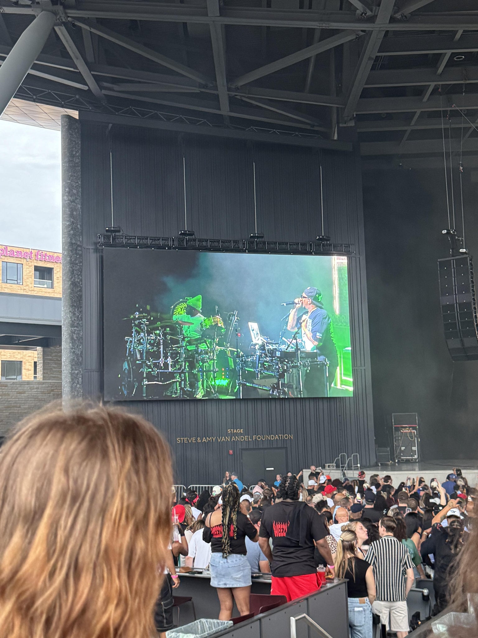 Vue réelle des fans prise de la Section 205 au site Acrisure Amphitheater par Stephanie P