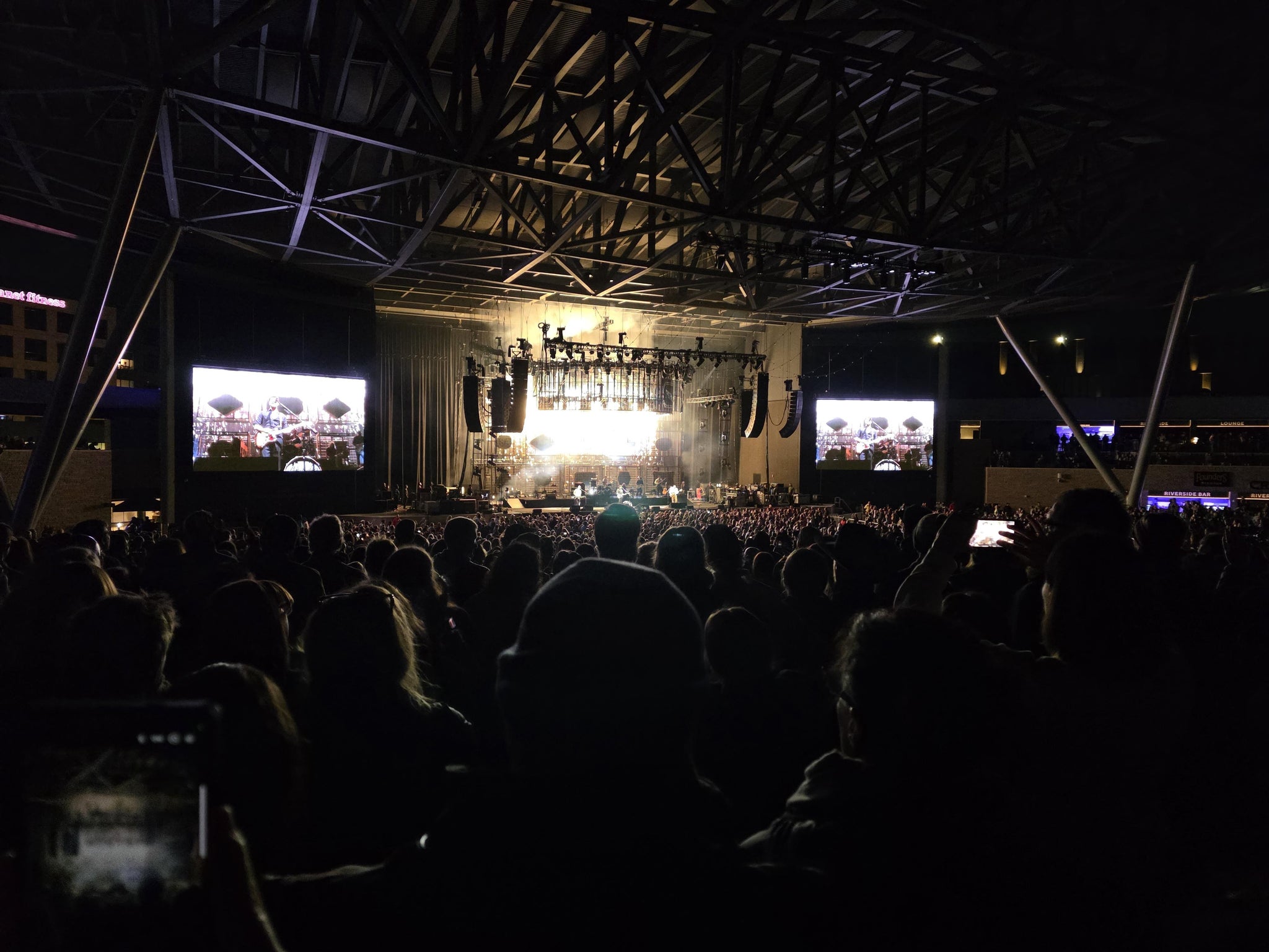 Vue réelle des fans prise de la Section 306 au site Acrisure Amphitheater par Anonymous User