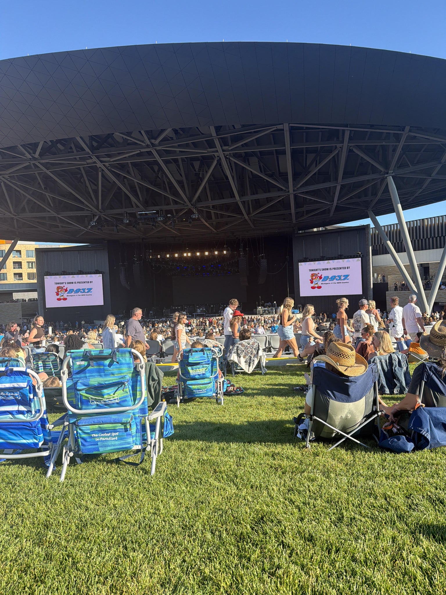 Vue réelle des fans prise de la Lawn au site Acrisure Amphitheater par Jaycey T