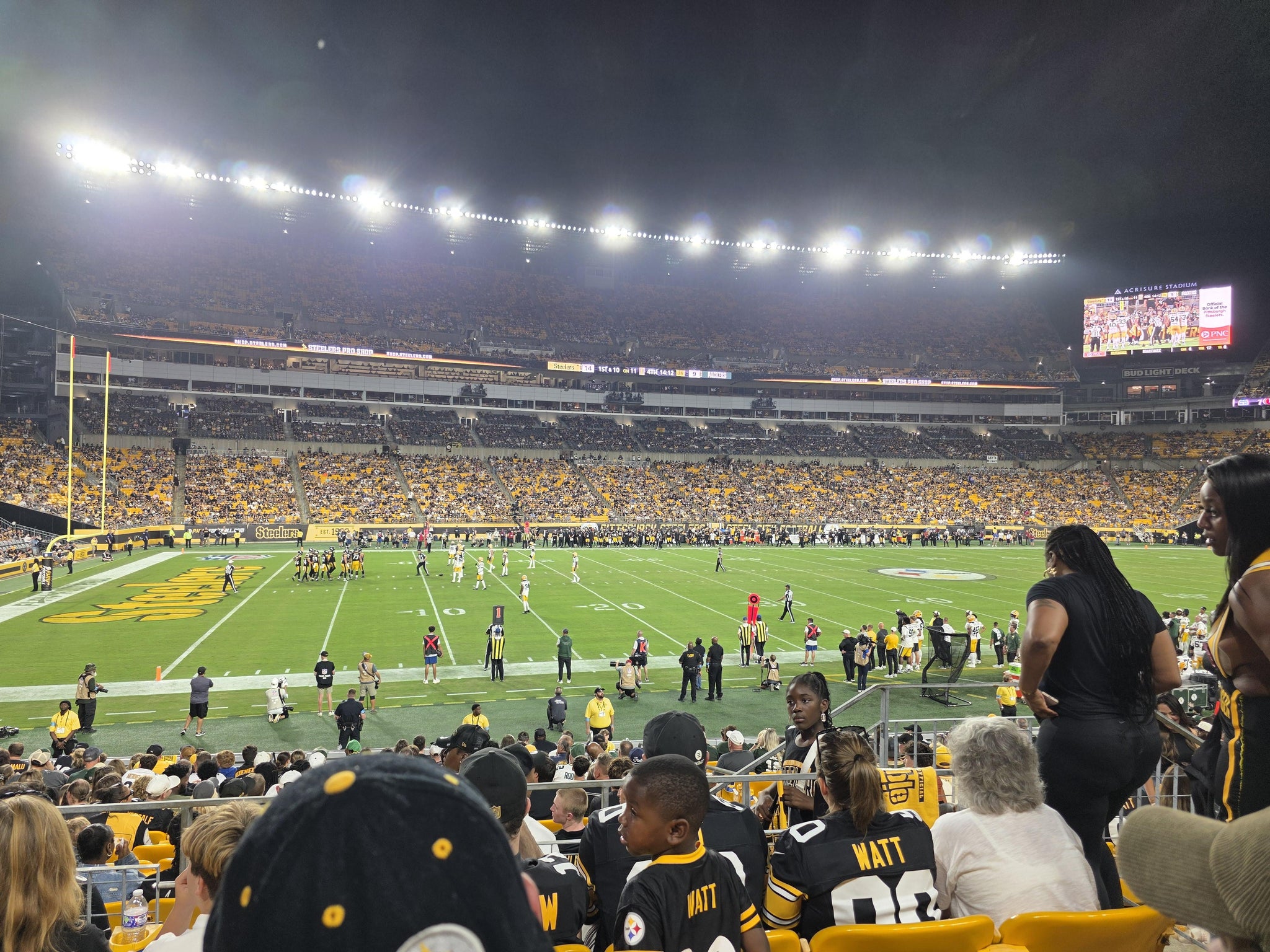 Vue réelle des fans prise de la Section 107 au site Acrisure Stadium par Elsa S