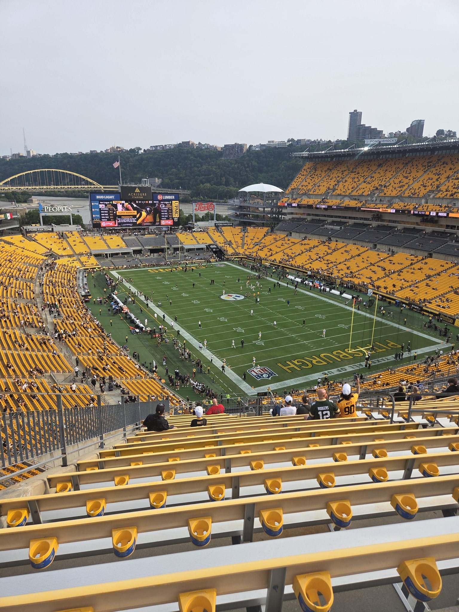 Vue réelle des fans prise de la Section 518 au site Acrisure Stadium par David A