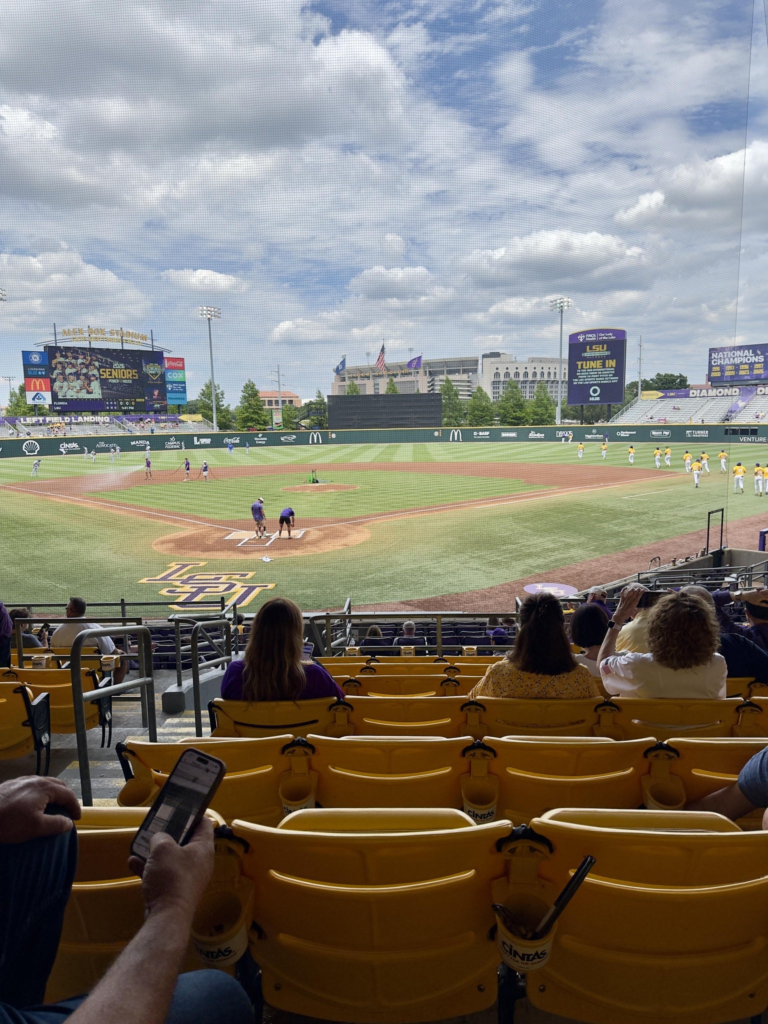Vue réelle des fans prise de la Section 211 au site Alex Box Stadium par Gayle G