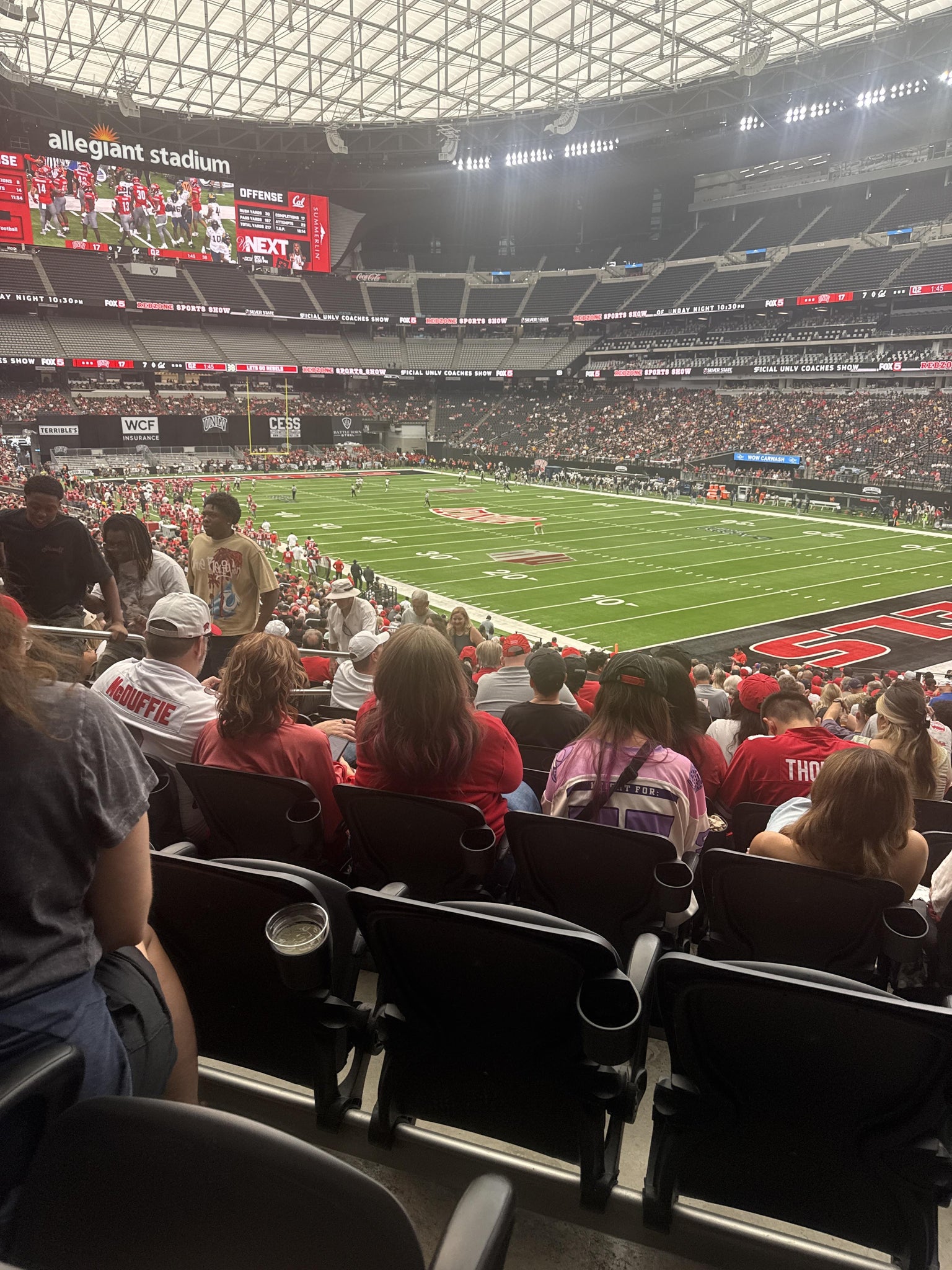 Vue réelle des fans prise de la Section 105 au site Allegiant Stadium par Ray B