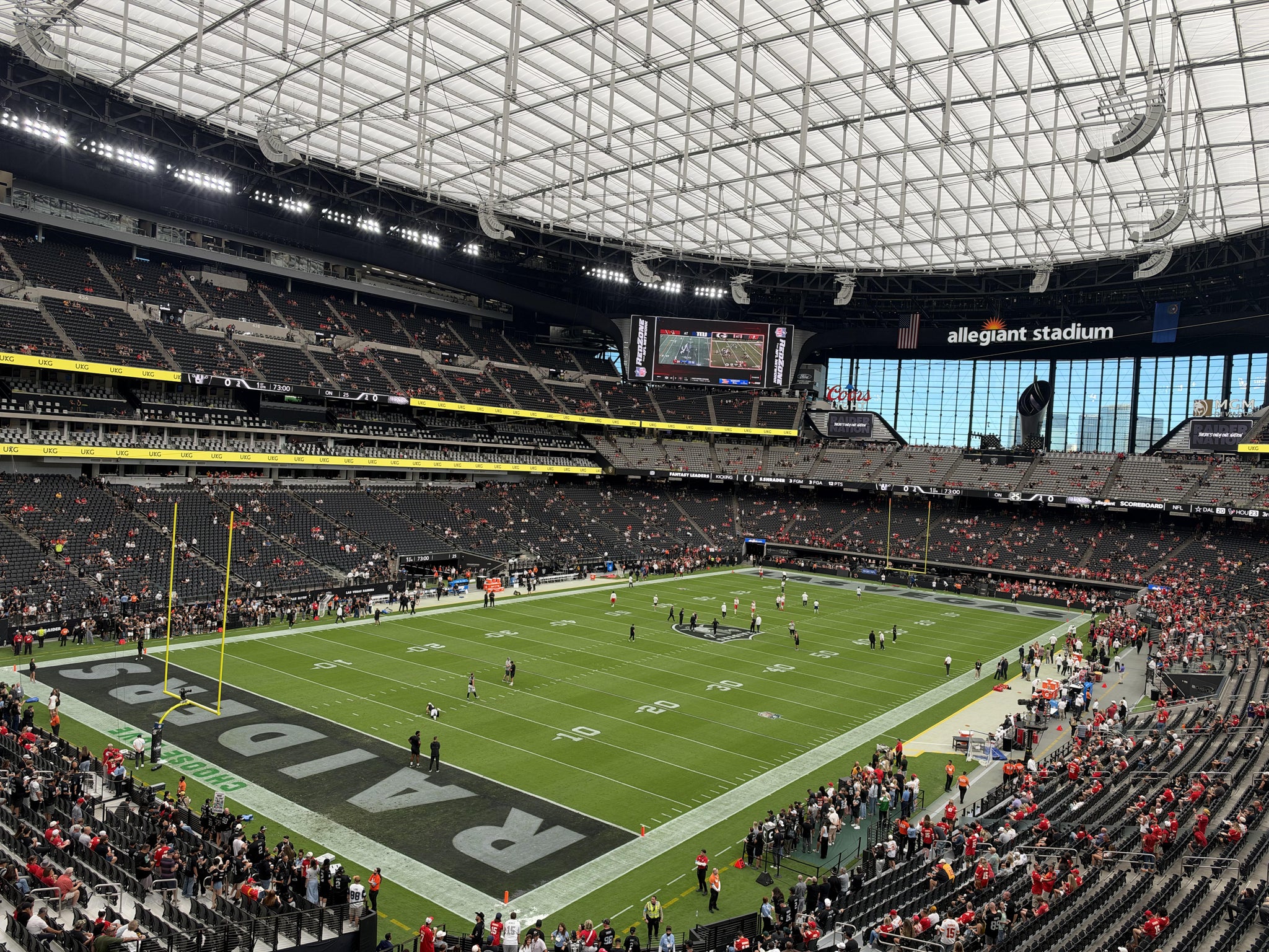 Vue réelle des fans prise de la Section 221 au site Allegiant Stadium par Rafael E
