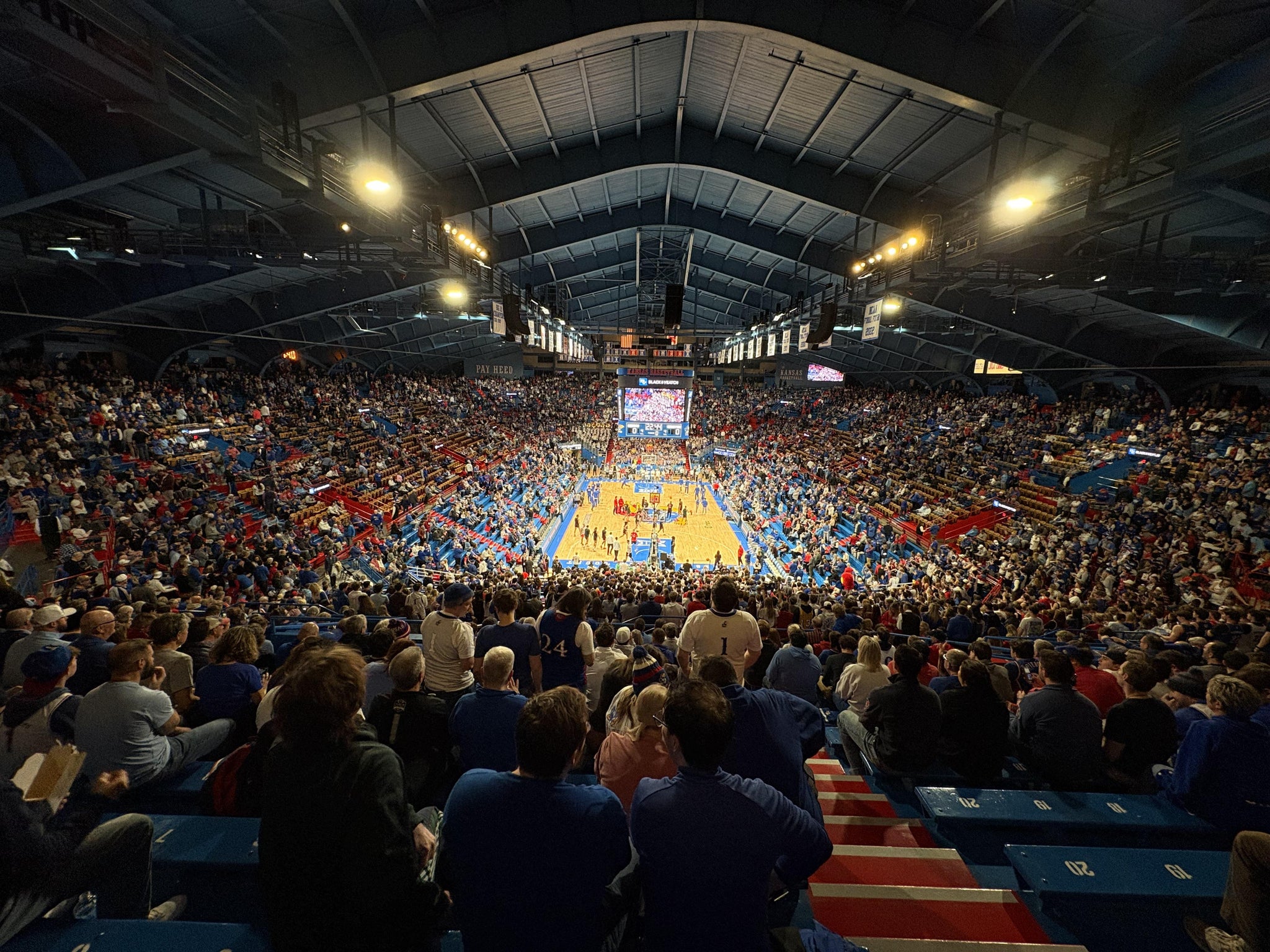 Vue réelle des fans prise de la Section 1 au site Allen Fieldhouse par Terri V
