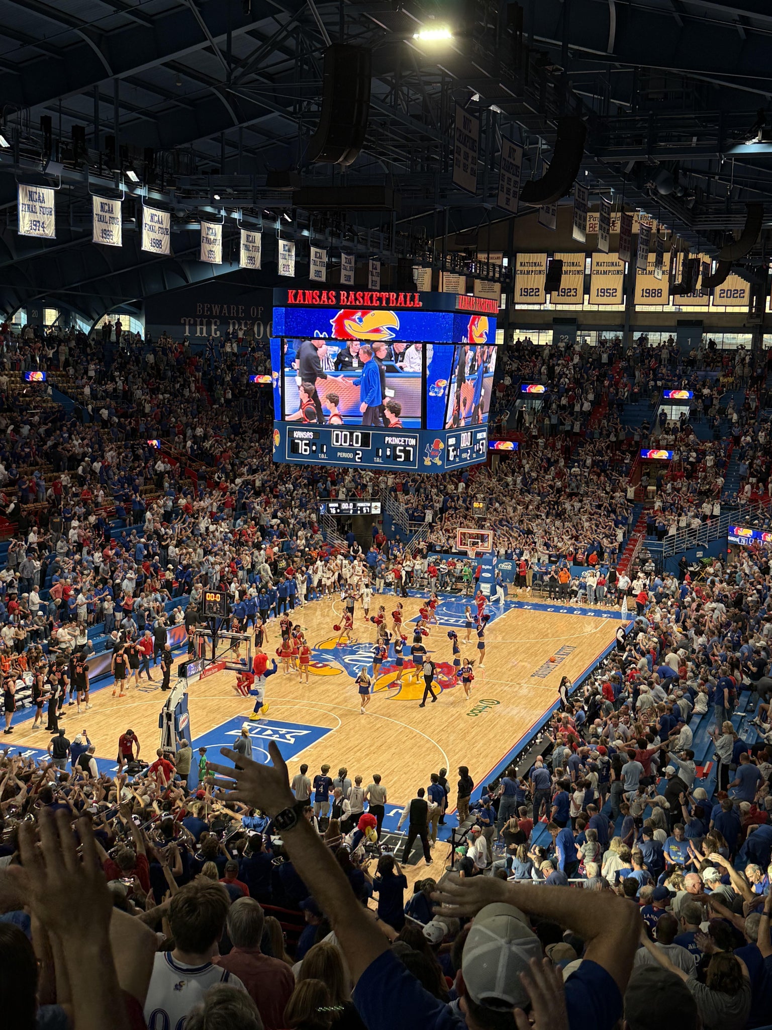 Vue réelle des fans prise de la Section 10 au site Allen Fieldhouse par Devan K