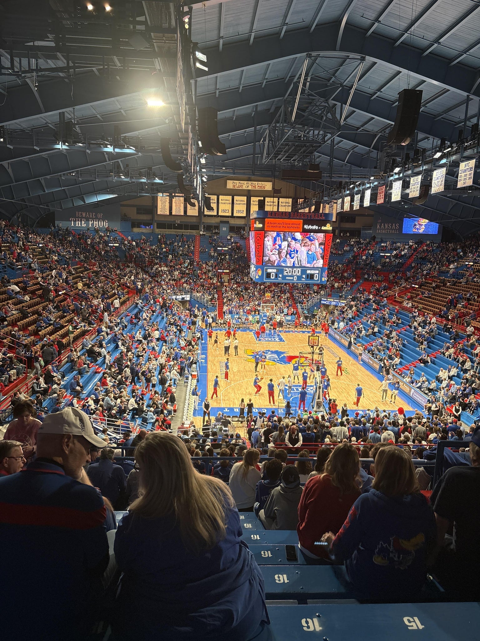 Vue réelle des fans prise de la Section 12 au site Allen Fieldhouse par Maria L