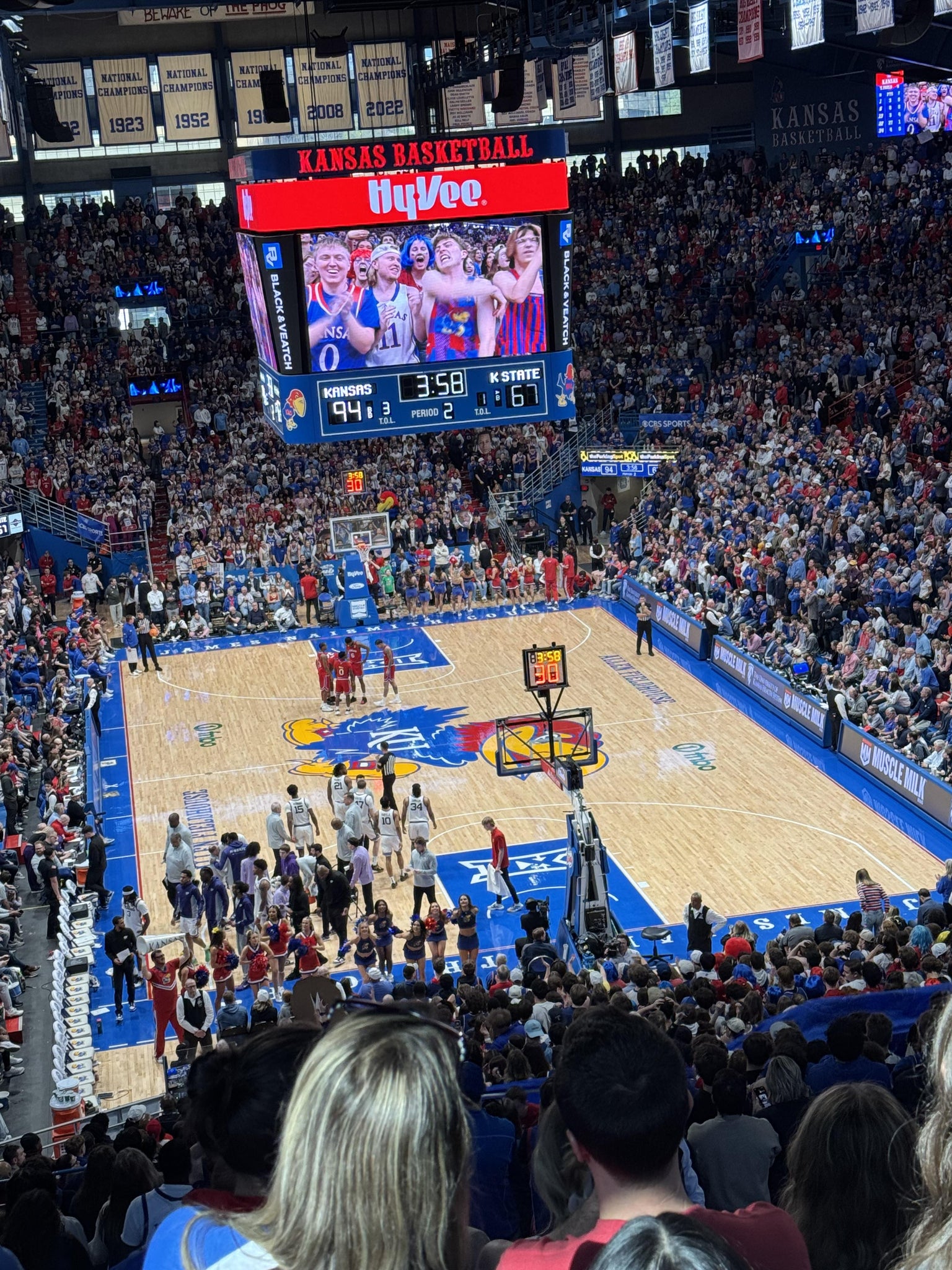 Vue réelle des fans prise de la Section 12 au site Allen Fieldhouse par Amy T