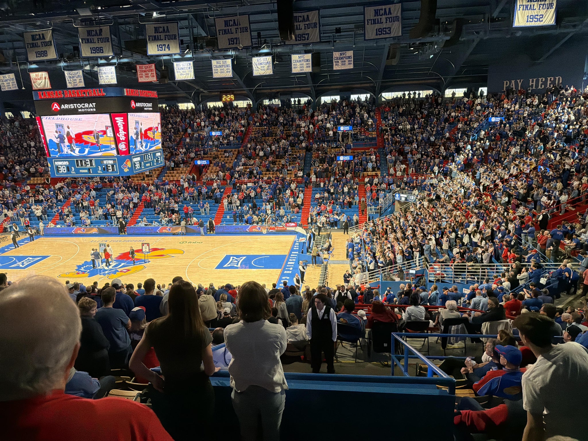Vue réelle des fans prise de la Section 15 au site Allen Fieldhouse par Rance Q