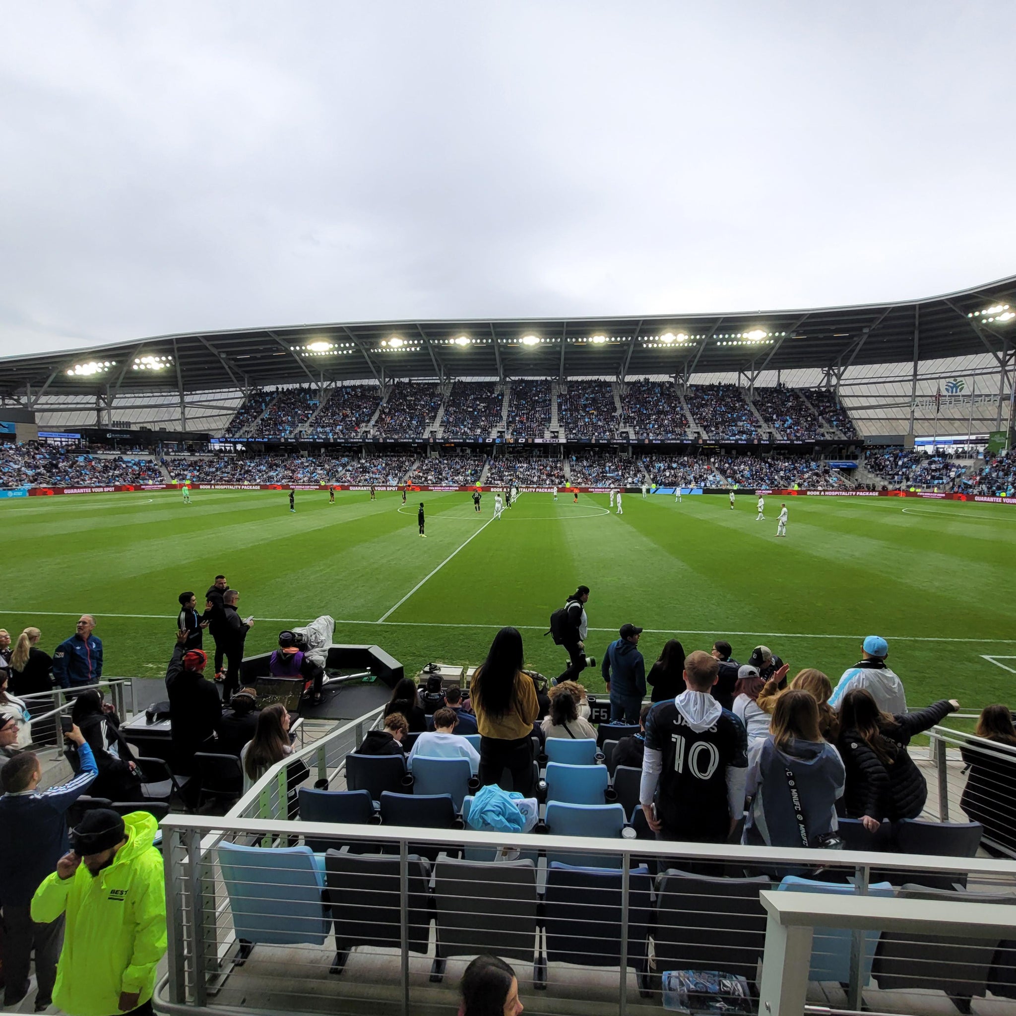 Vue réelle des fans prise de la Section 32 au site Allianz Field par Steven L