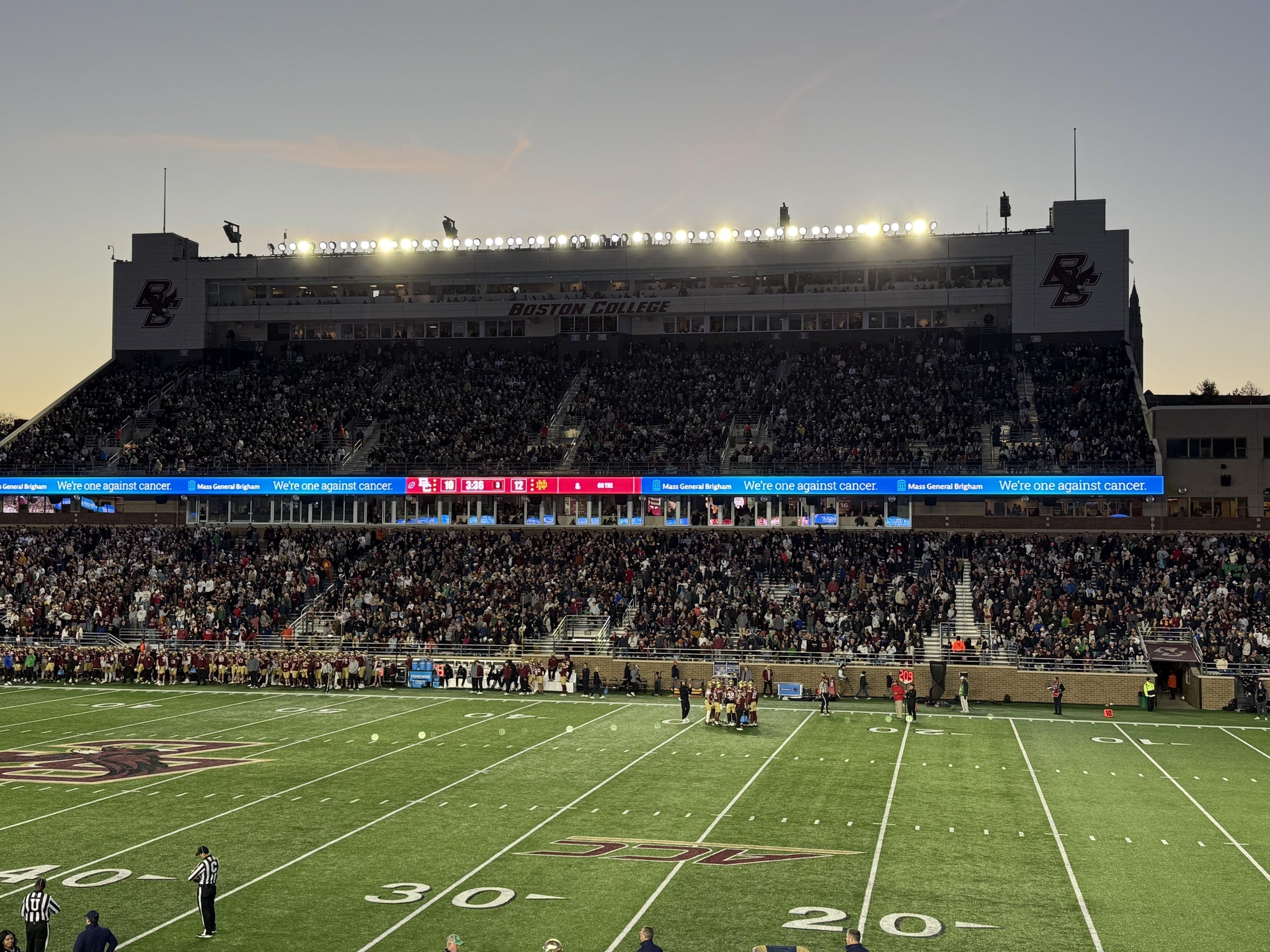 Vue réelle des fans prise de la Section S au site Alumni Stadium par Paul E