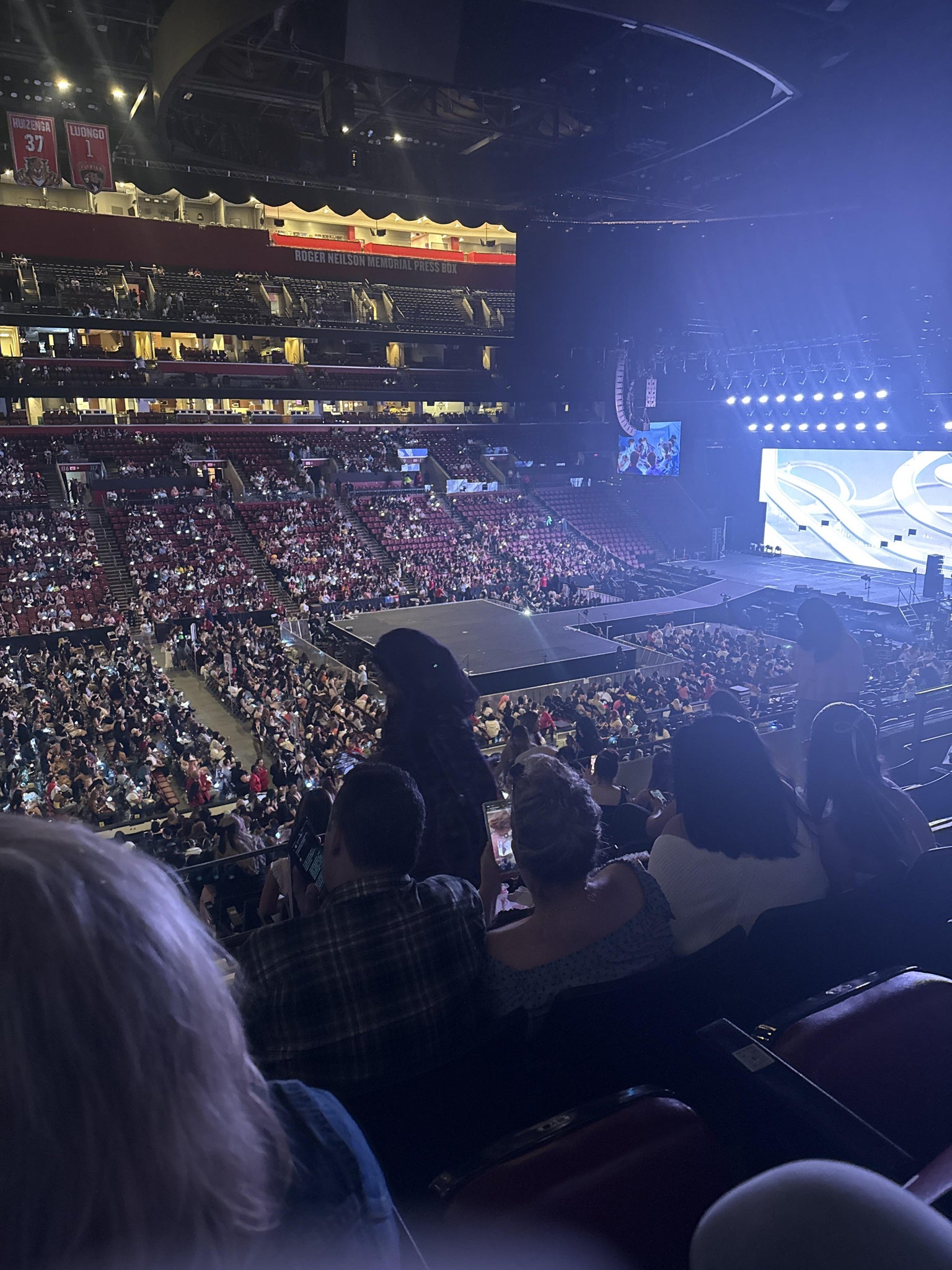 Vue réelle des fans prise de la Section 103 au site Amerant Bank Arena par Lois P