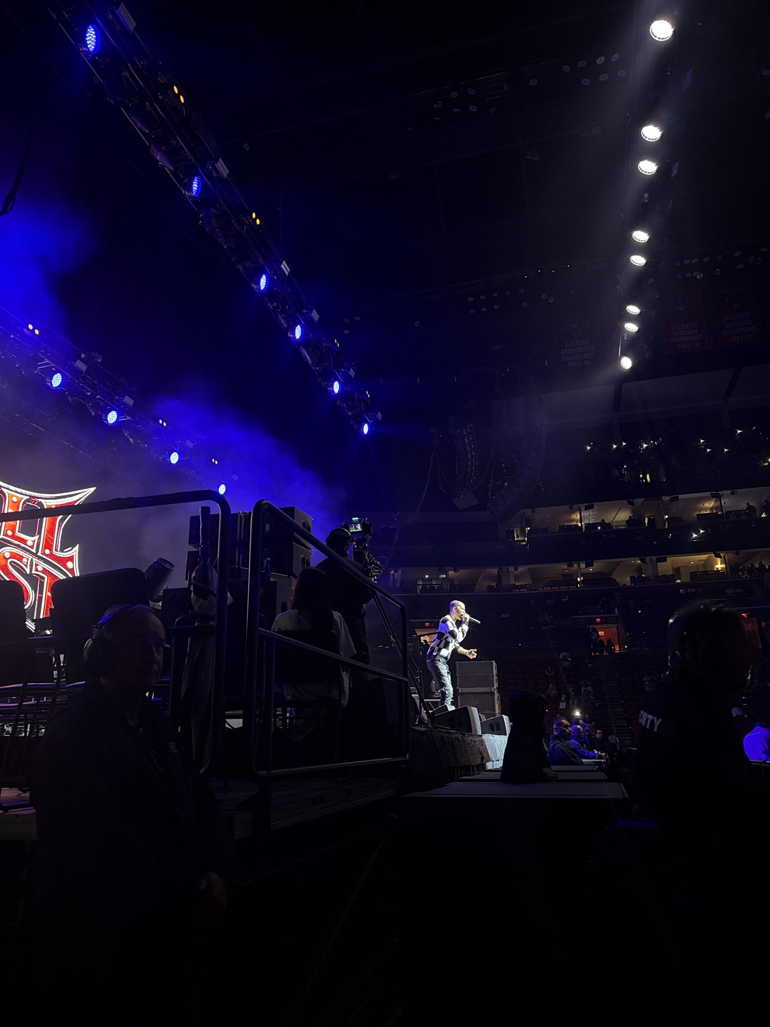 Vue réelle des fans prise de la Section 121 au site Amerant Bank Arena par Ciara J