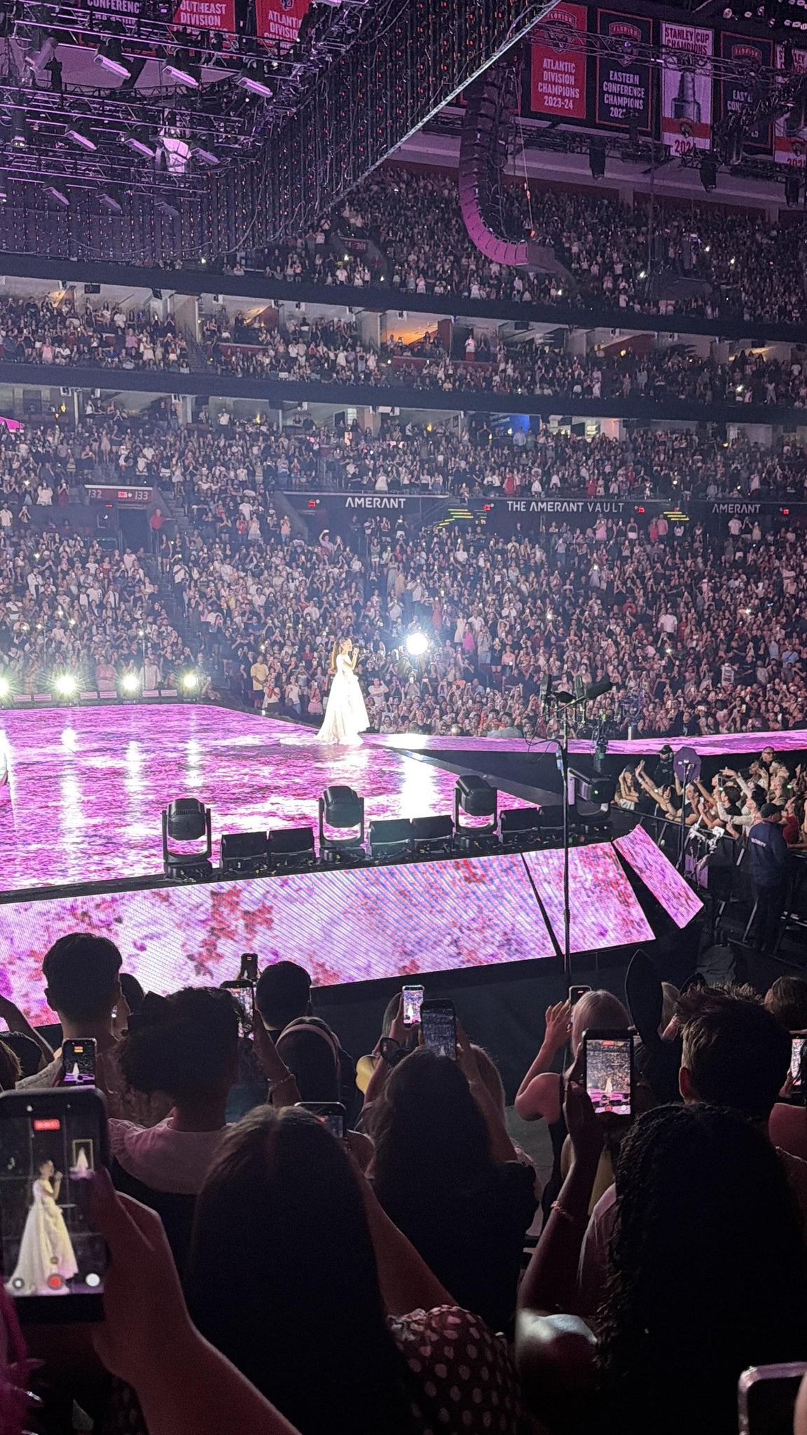 Vue réelle des fans prise de la Section 122 au site Amerant Bank Arena par Fiorella P