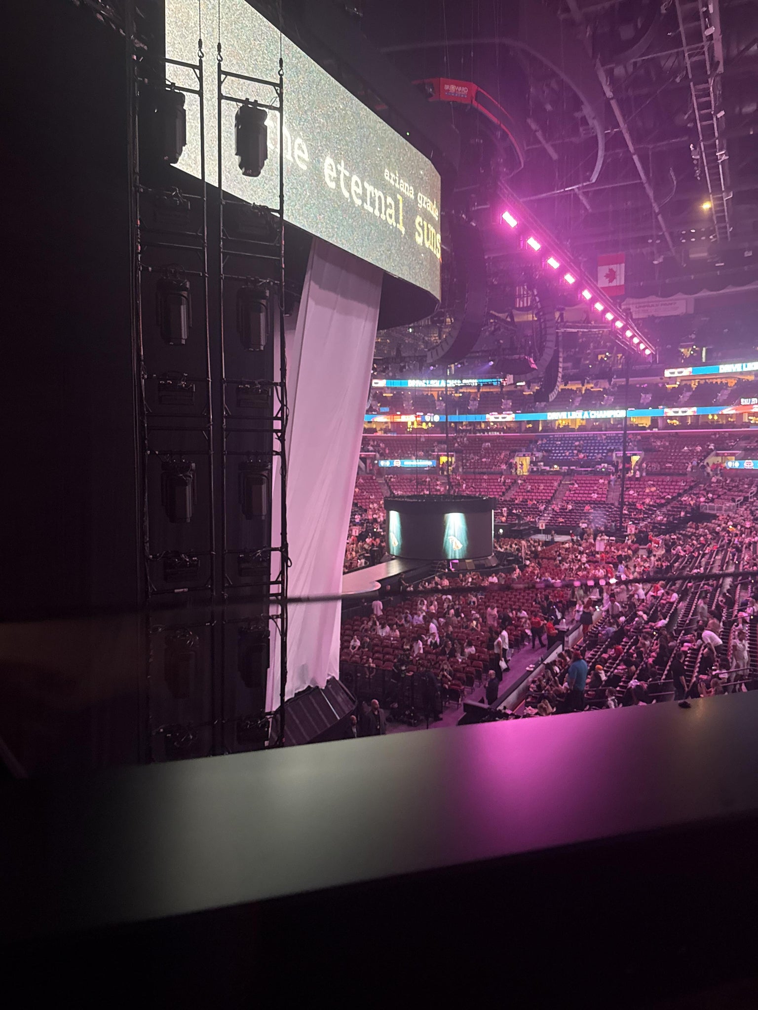 Vue réelle des fans prise de la Section 124 au site Amerant Bank Arena par Jennifer O