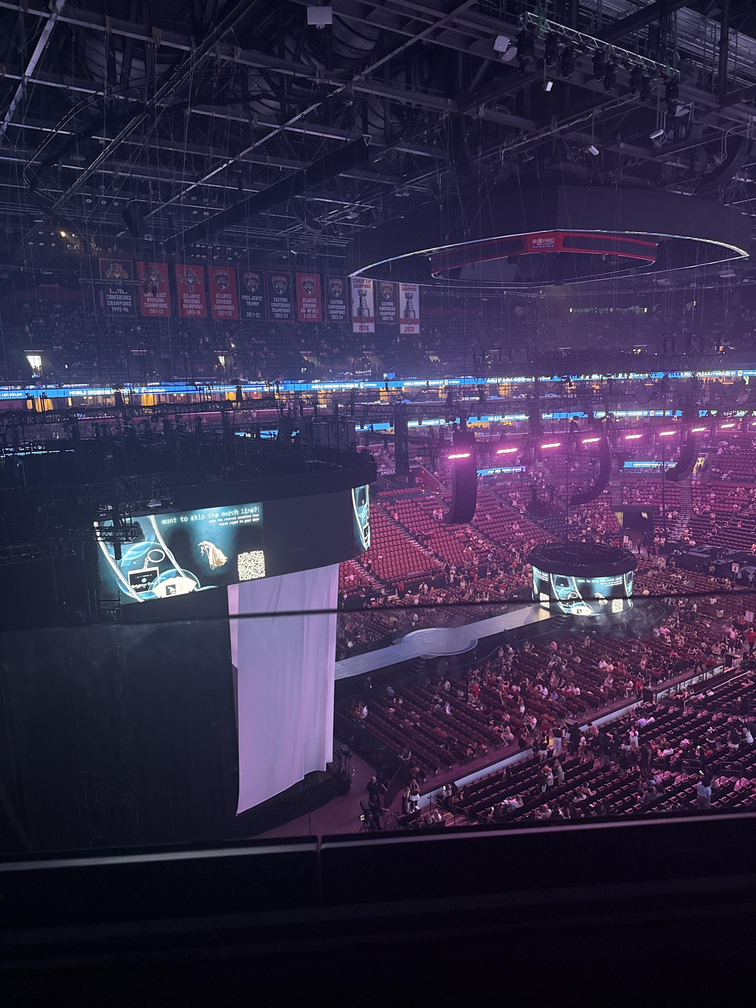 Vue réelle des fans prise de la Section 322 au site Amerant Bank Arena par Grace M