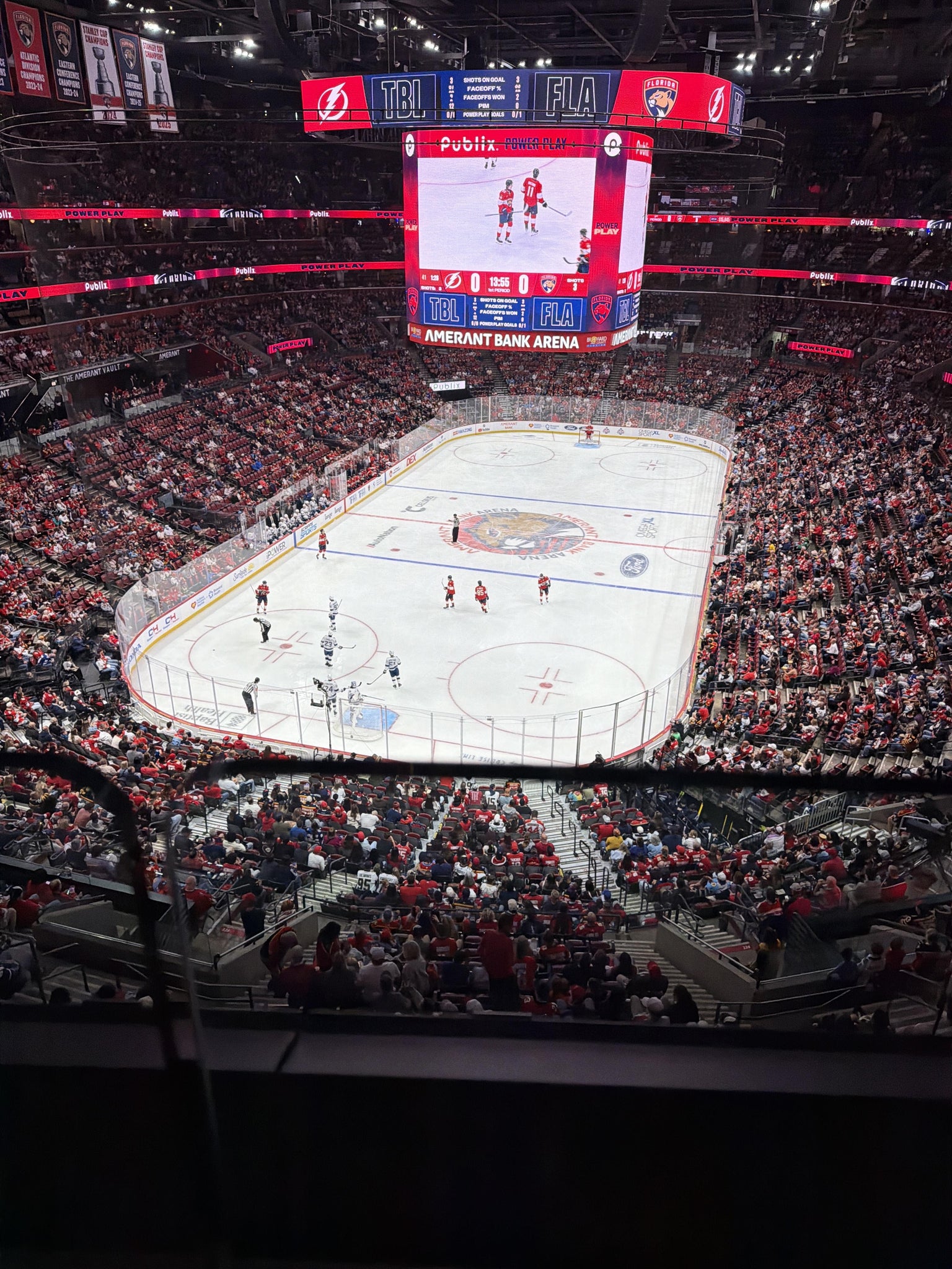 Vue réelle des fans prise de la Section 325 au site Amerant Bank Arena par Thomas O