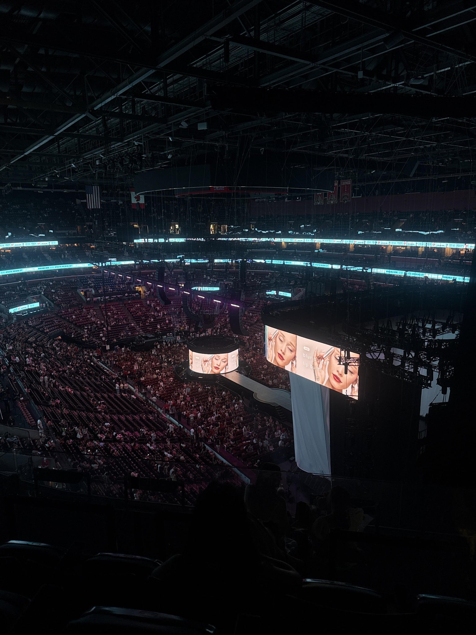 Vue réelle des fans prise de la Section 330 au site Amerant Bank Arena par Jissel P