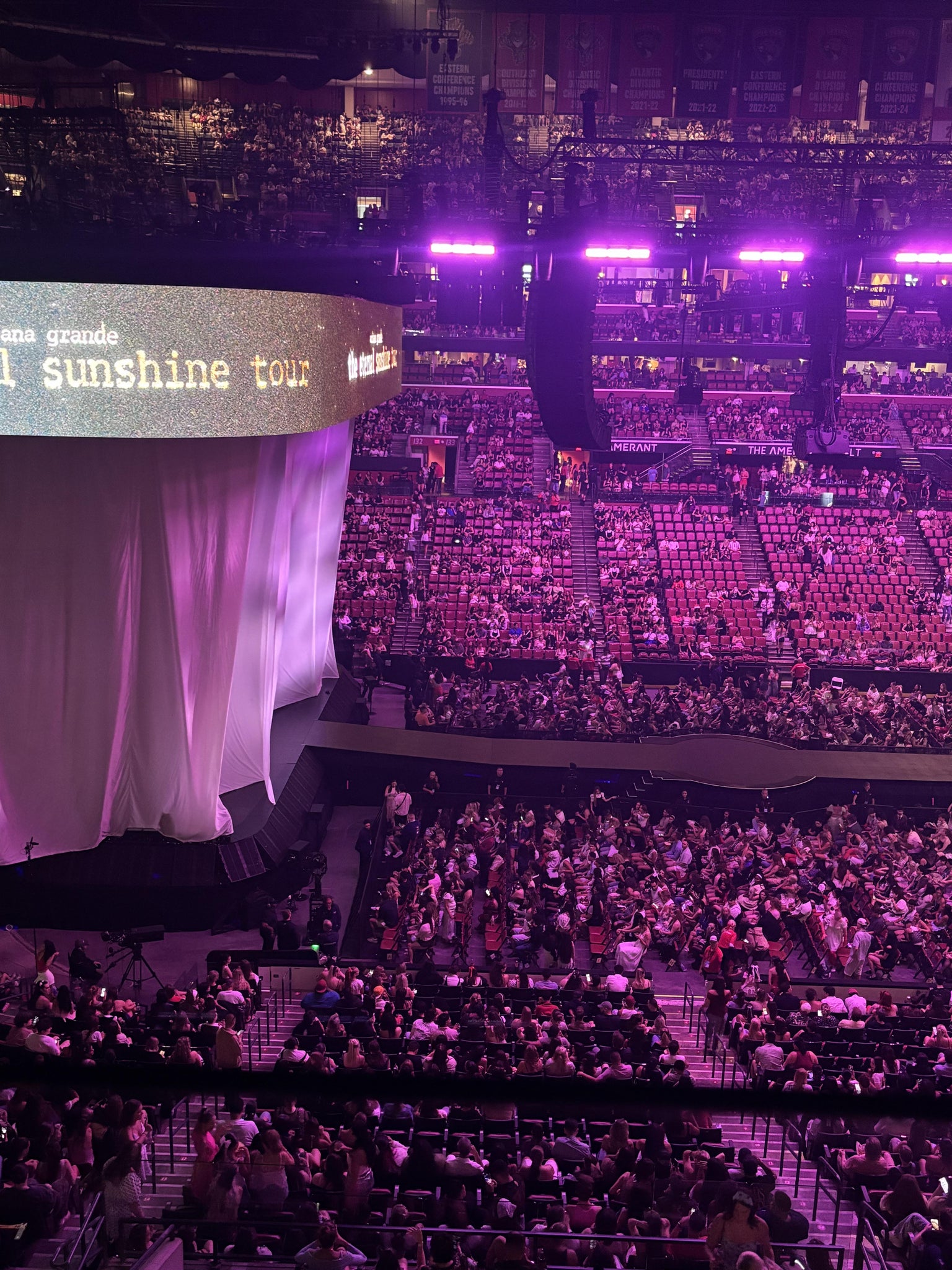 Vue réelle des fans prise de la Club 20 au site Amerant Bank Arena par Hanna A