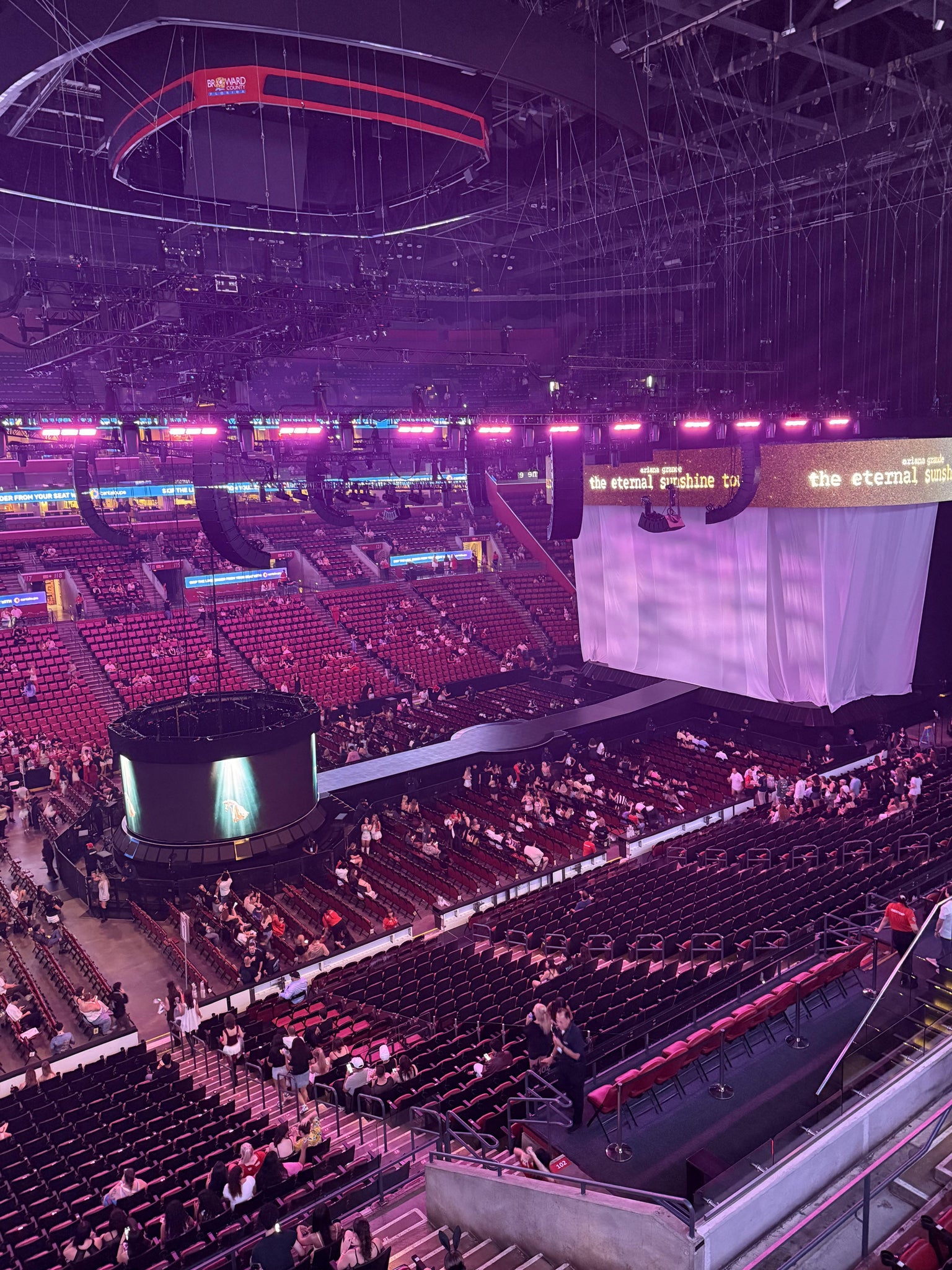Vue réelle des fans prise de la Club 3 au site Amerant Bank Arena par Roxette G