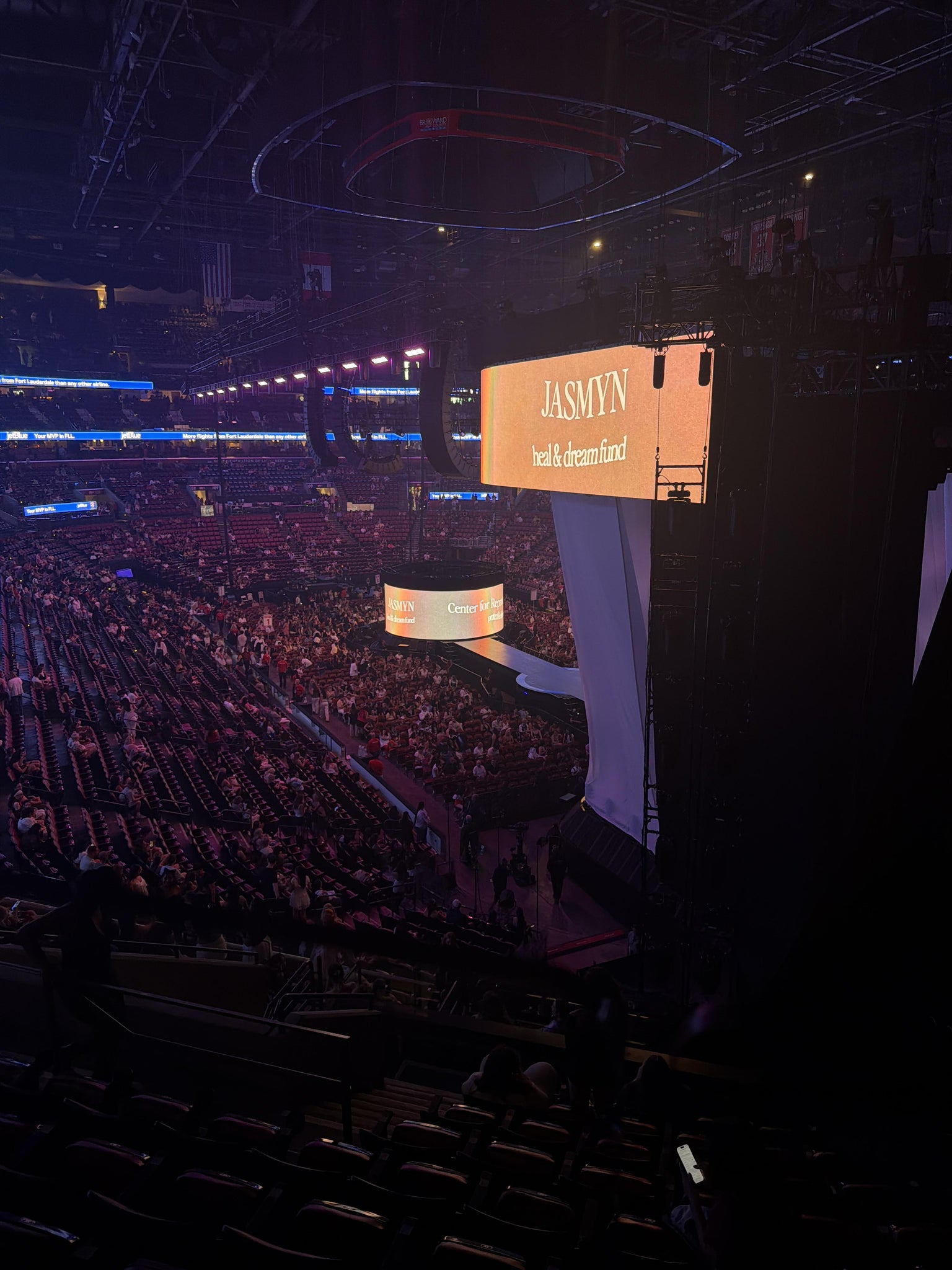 Vue réelle des fans prise de la Club 30 au site Amerant Bank Arena par Sean O